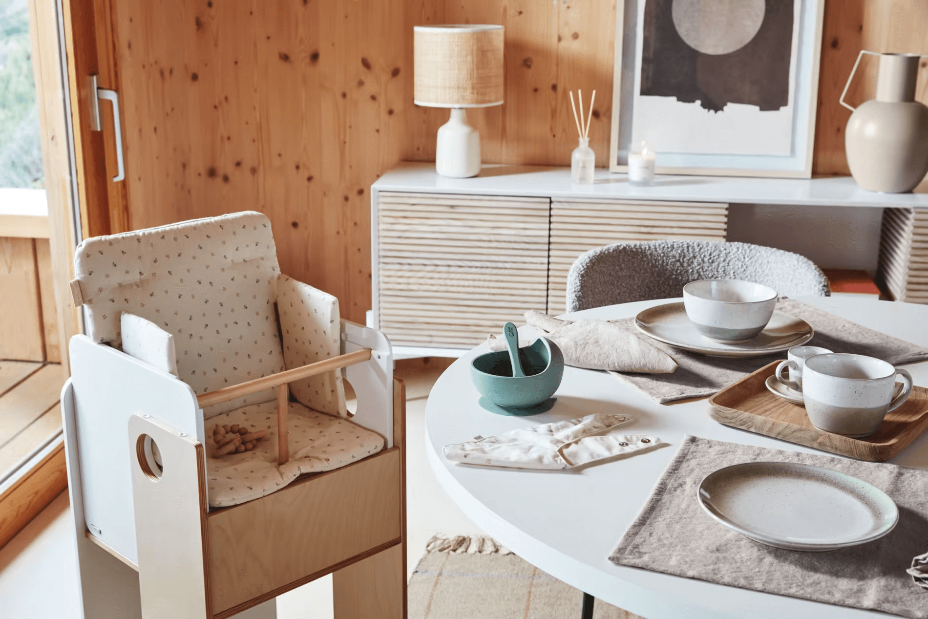 Stół okrągły ARGO biały z drewnianą podstawą La Forma Eye on Design