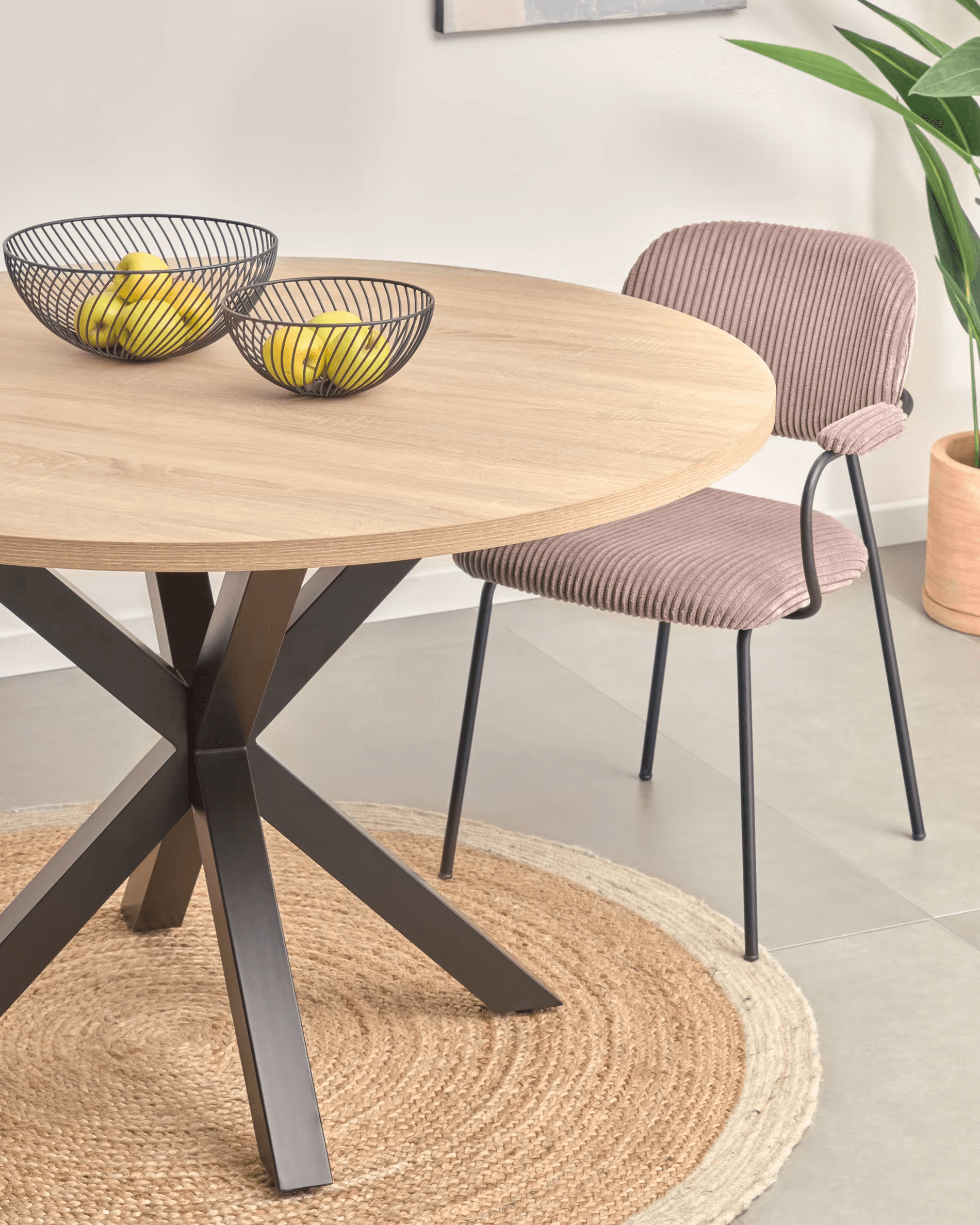 Stół okrągły ARGO drewniany blat z czarną podstawą La Forma Eye on Design