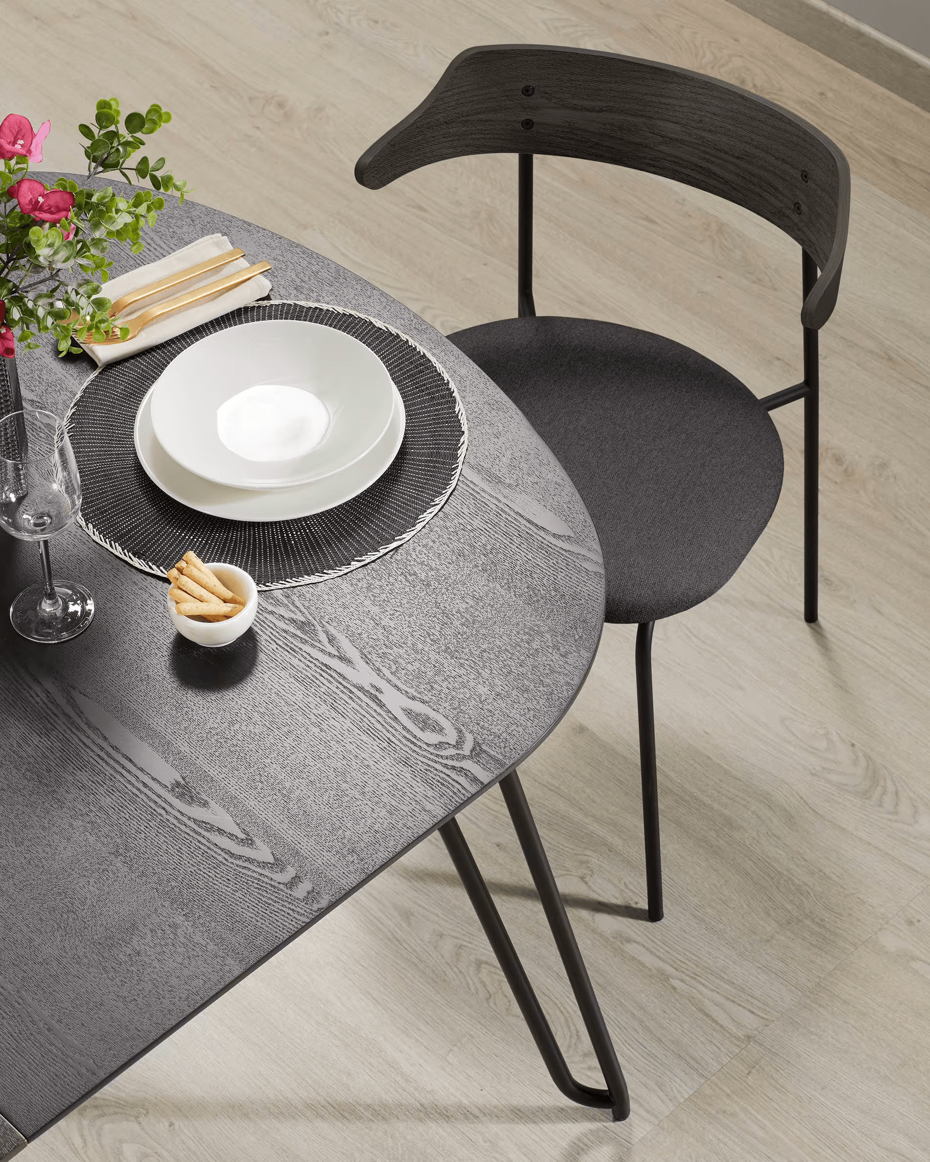 Stół rozkładany MILIAN fornir jesionowy La Forma Eye on Design