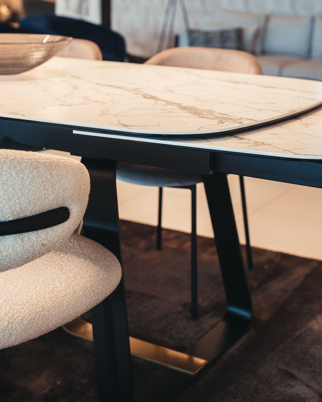 Stół rozkładany SUNSHINE piaskowy marmur Calligaris Eye on Design