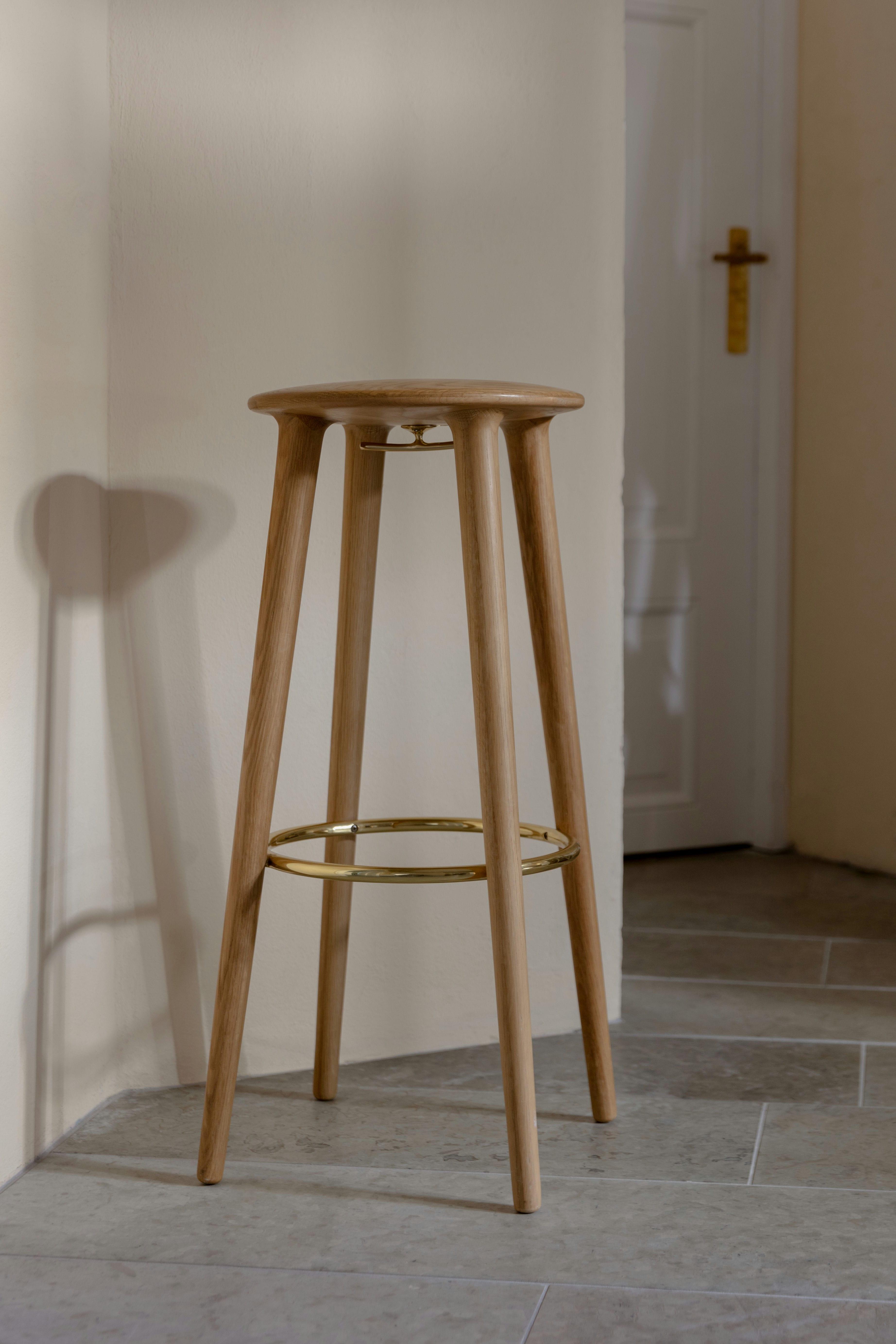 Stołek barowy THE SOCIALITE dębowy UMAGE Eye on Design