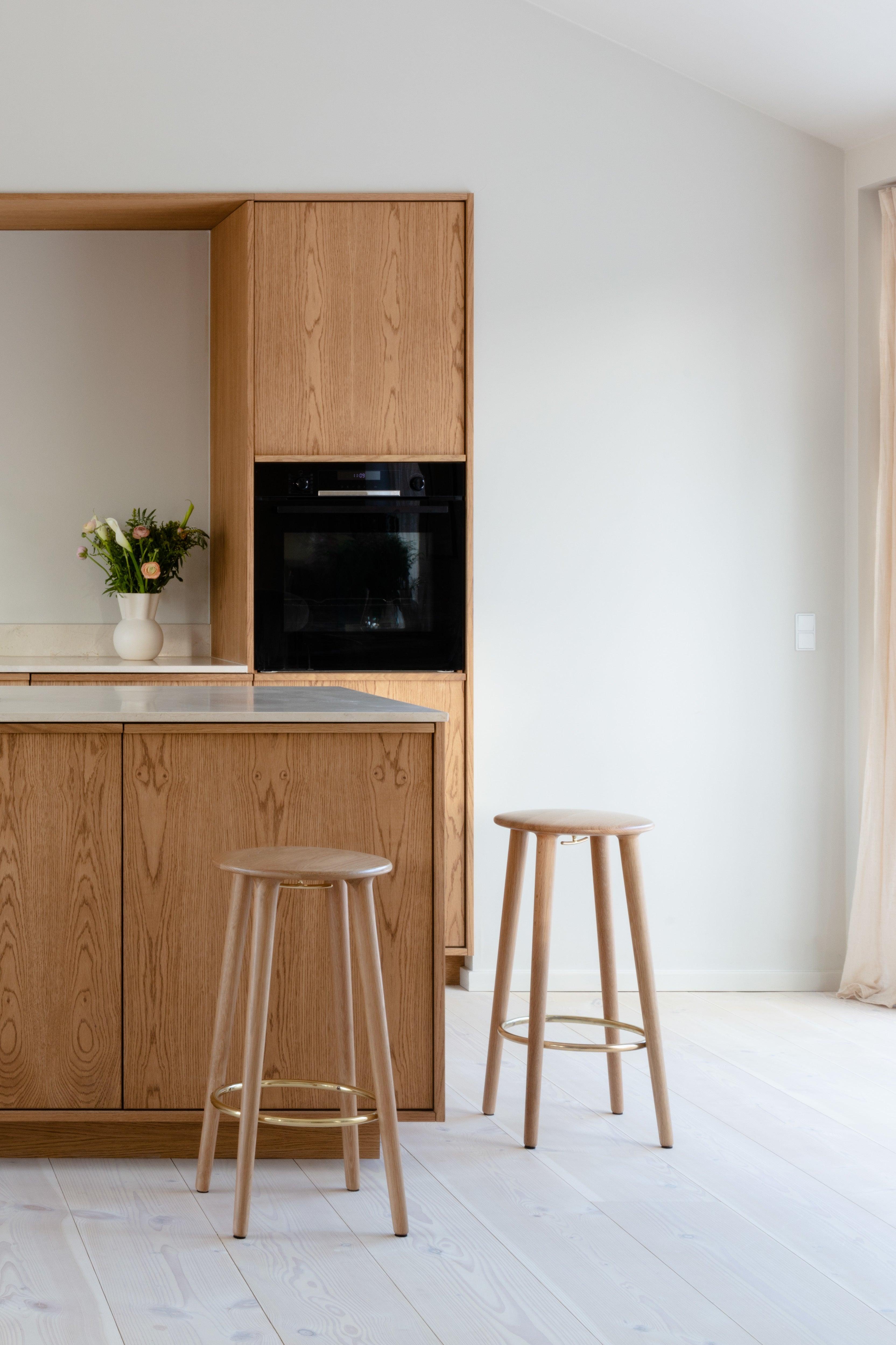 Stołek barowy THE SOCIALITE dębowy UMAGE Eye on Design