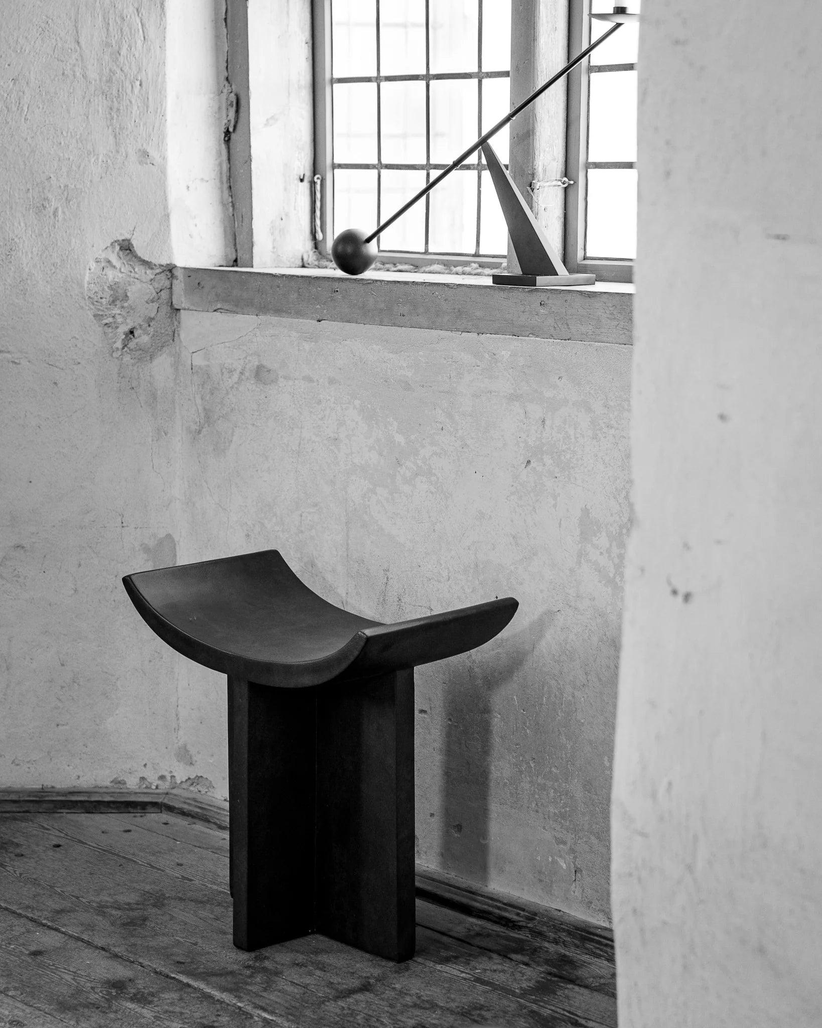 Stołek BRUTUS ciemnobrązowy 101 Copenhagen Eye on Design