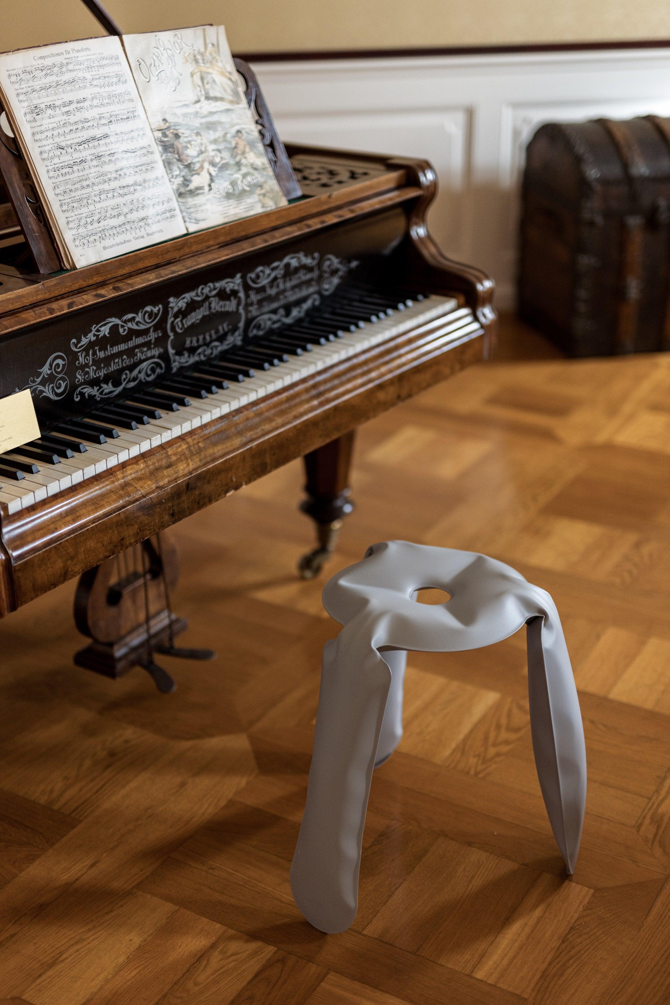 Stołek PLOPP szary mech mat Zieta Studio Eye on Design