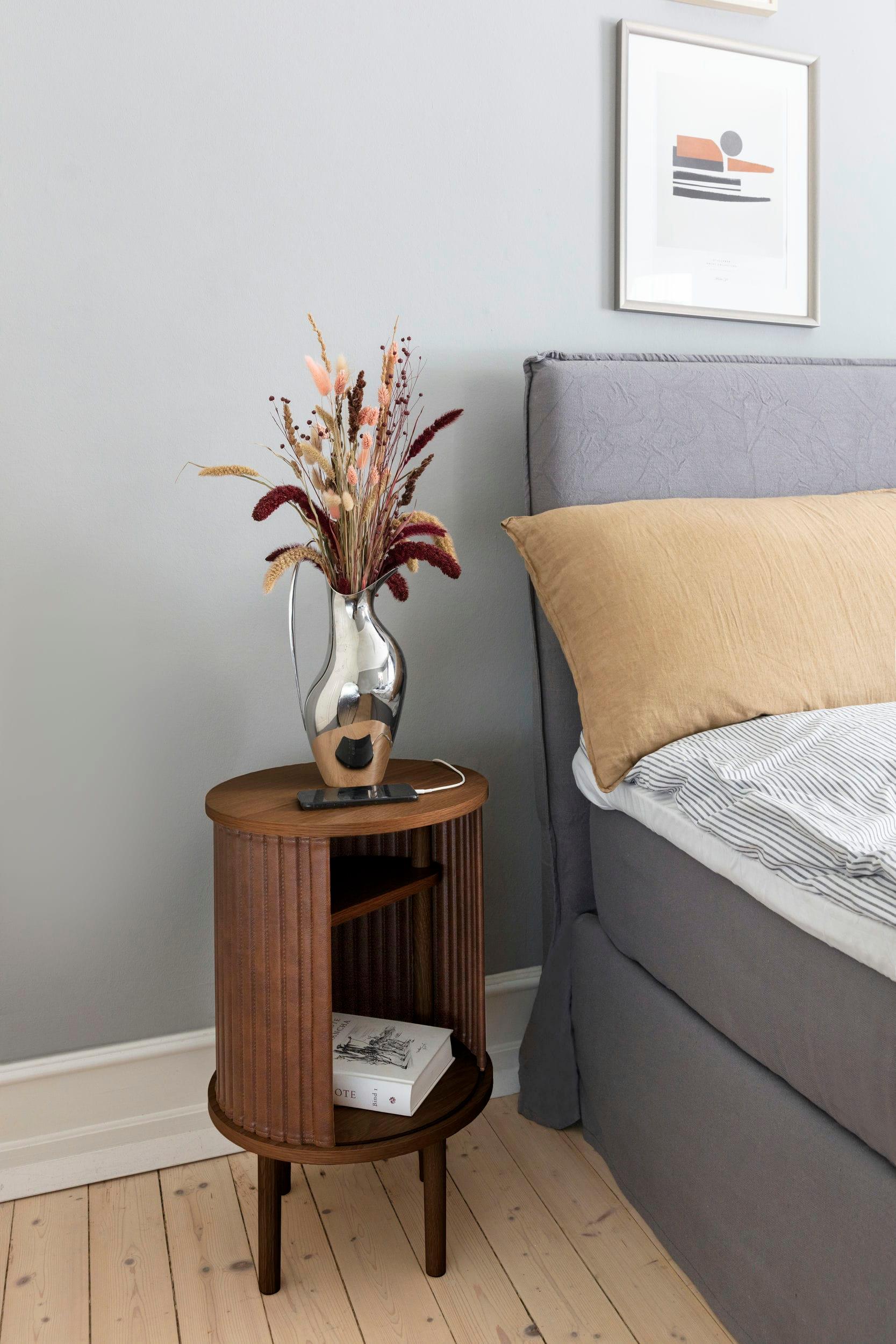 Stolik boczny AUDACIOUS orzechowy z czarnym dębem UMAGE Eye on Design