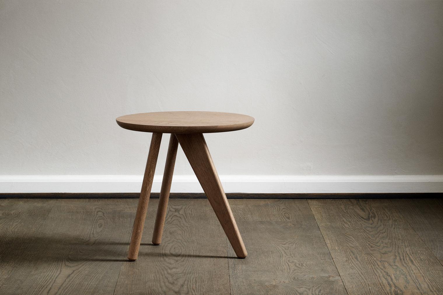 Stolik boczny FIN brązowy NORR11 Eye on Design