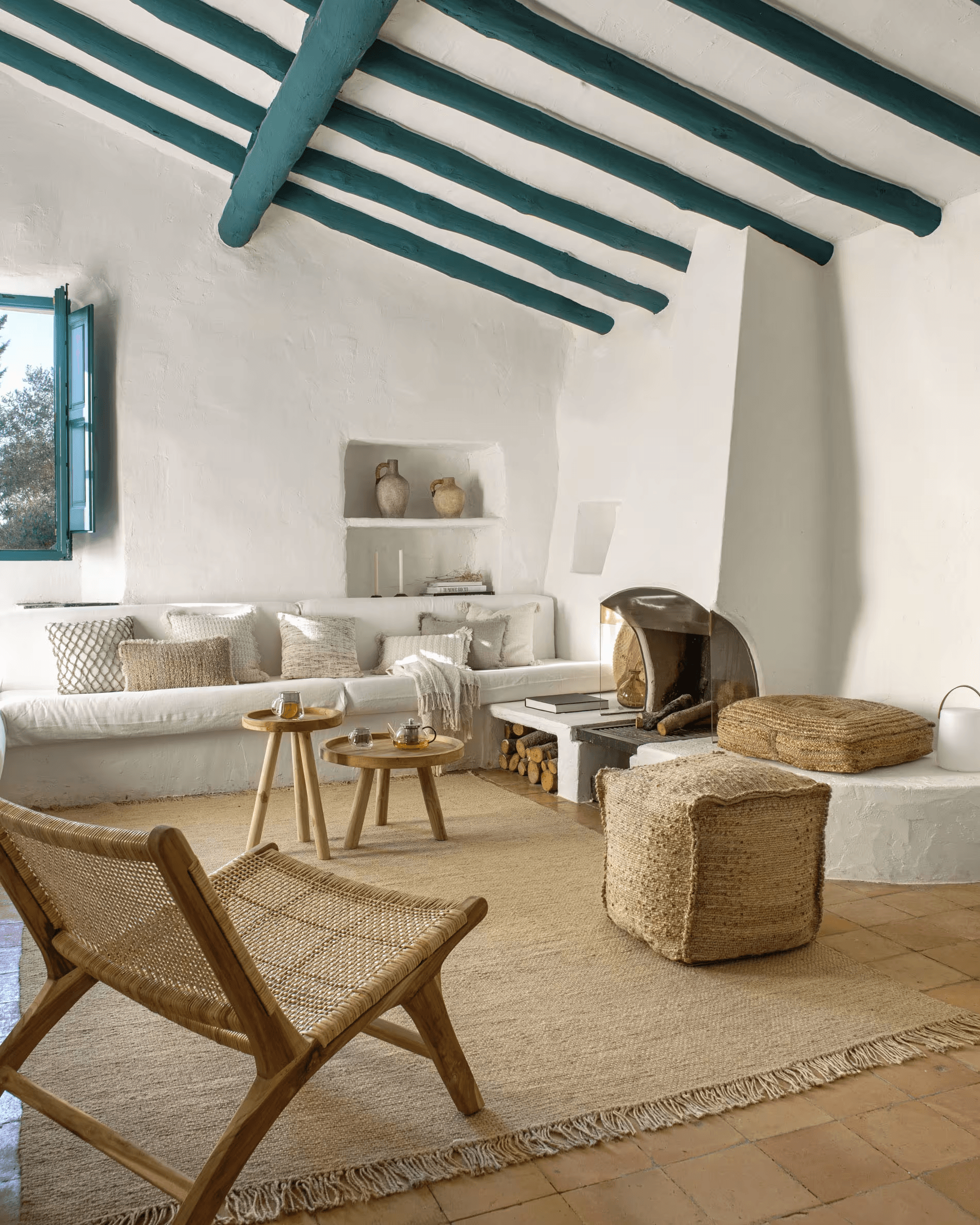 Stolik boczny GLENDA lite drewno tekowe La Forma Eye on Design