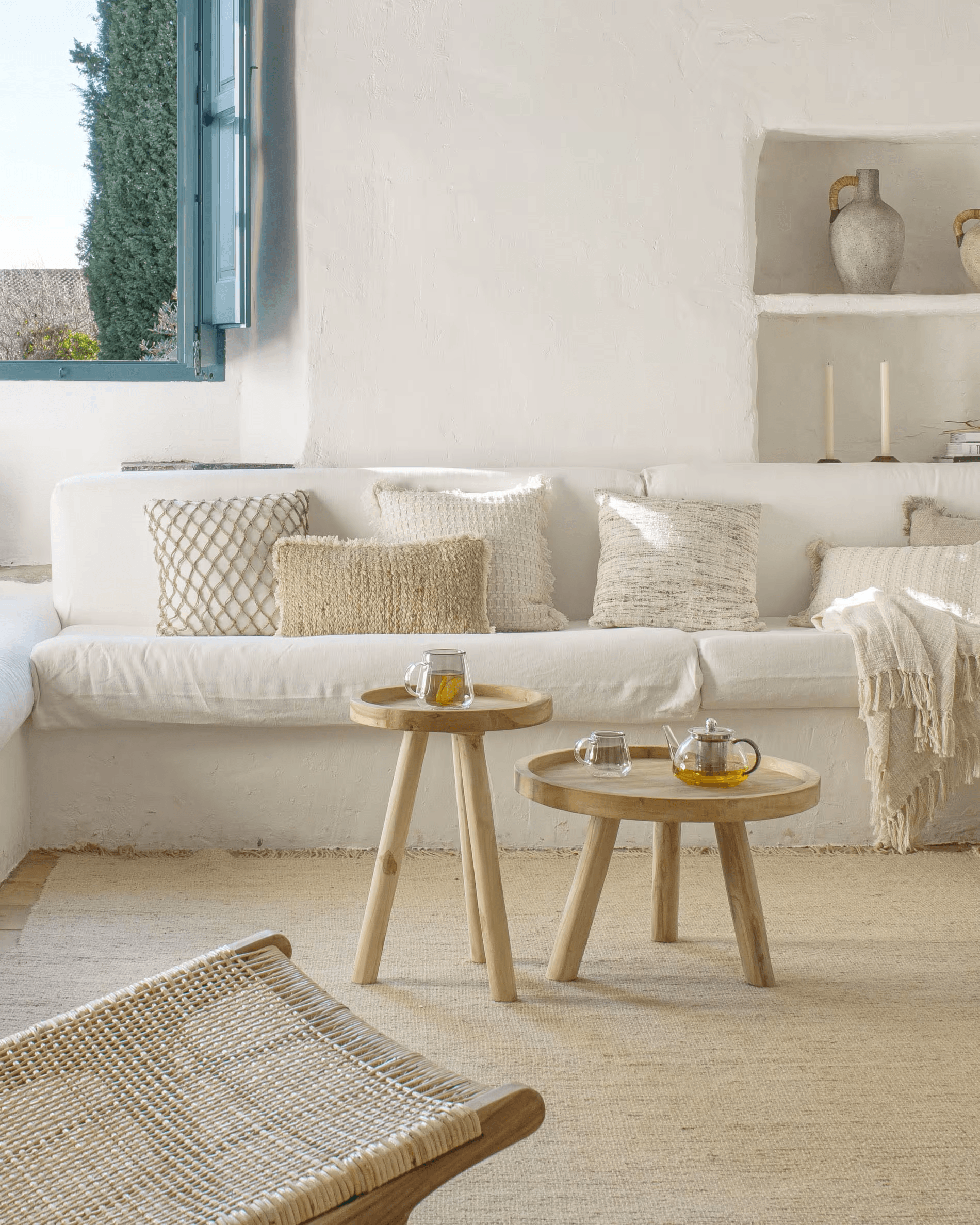 Stolik boczny GLENDA lite drewno tekowe La Forma Eye on Design