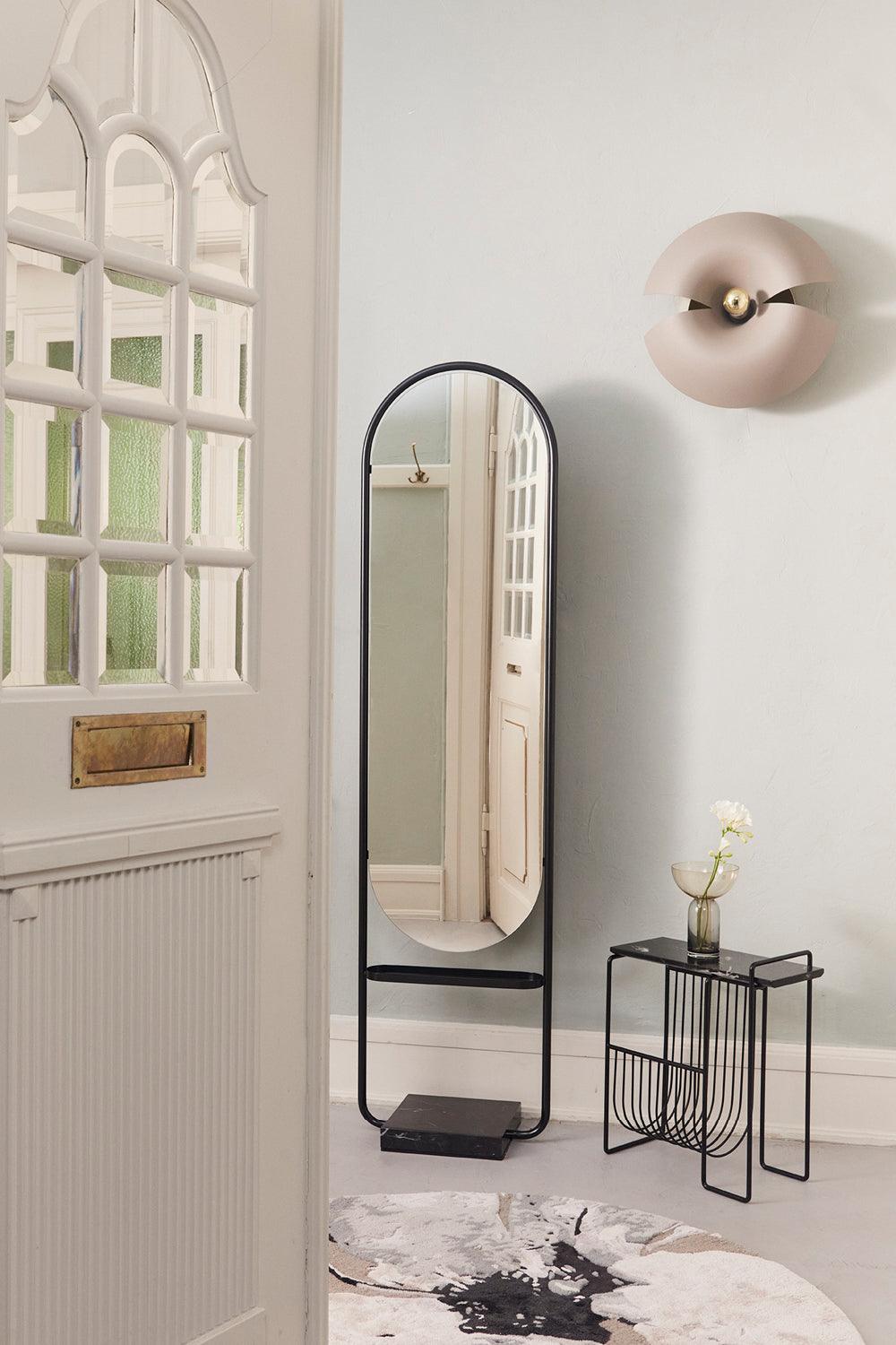 Stolik boczny na magazyny SINO czarny marmur z czarną podstawą AYTM Eye on Design