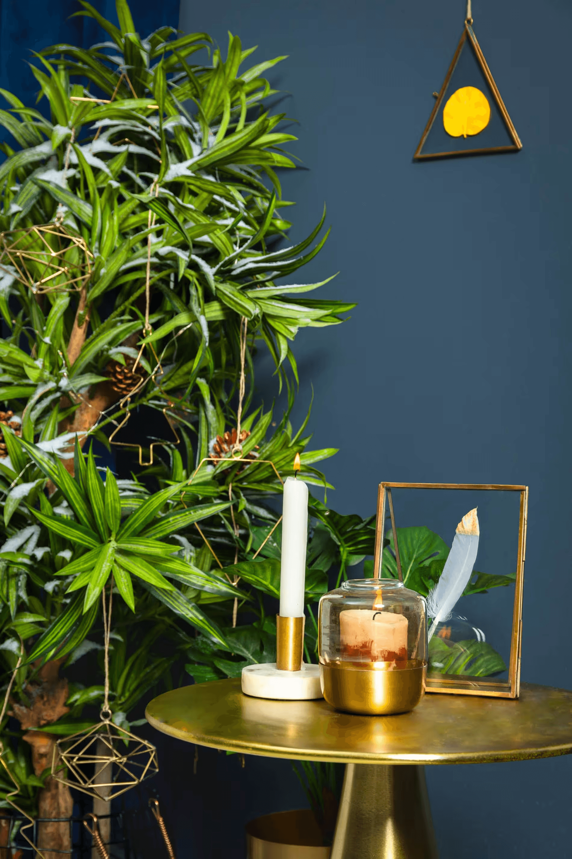 Stolik boczny RHET złoty La Forma Eye on Design