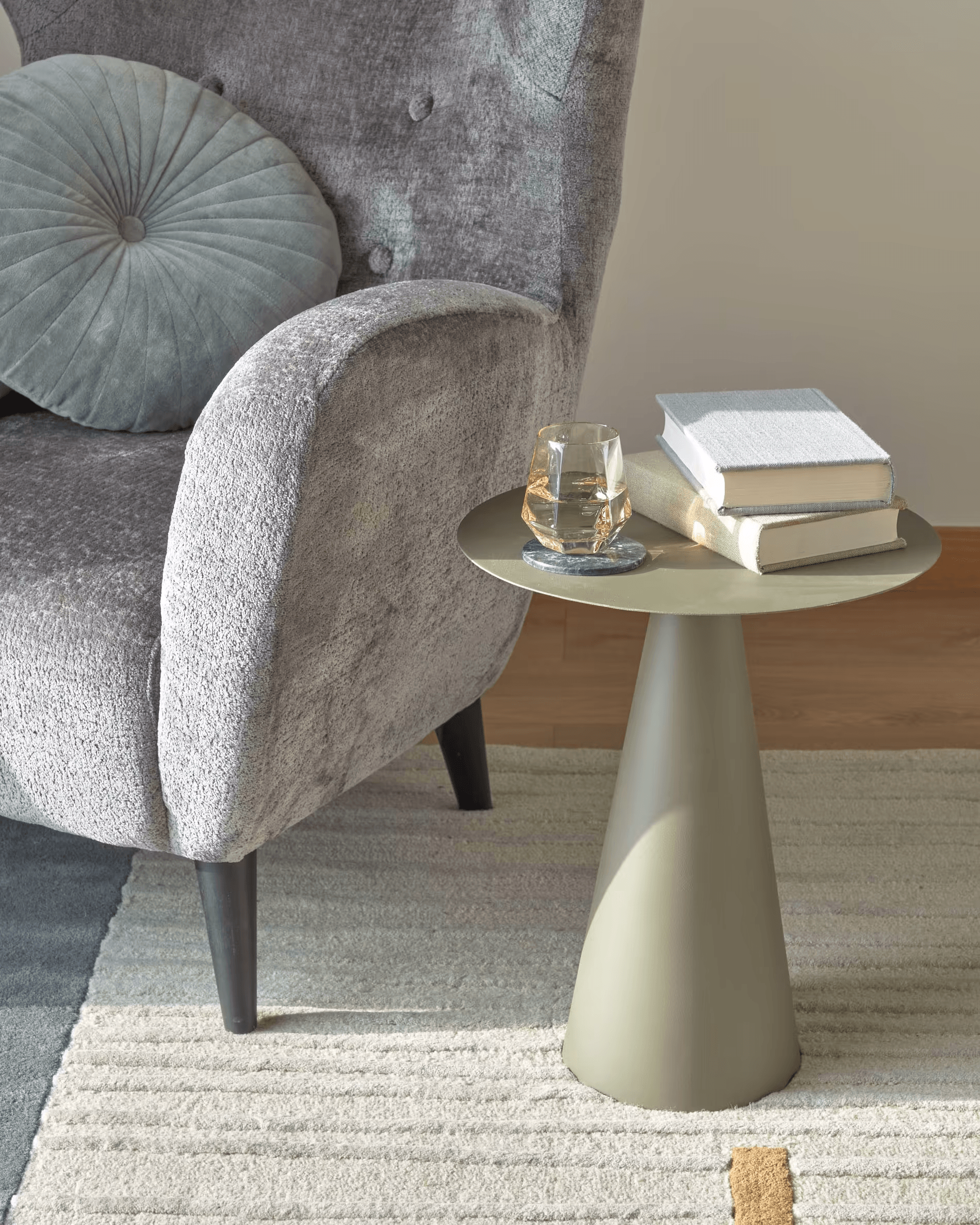 Stolik boczny SHIREL oliwkowy La Forma Eye on Design