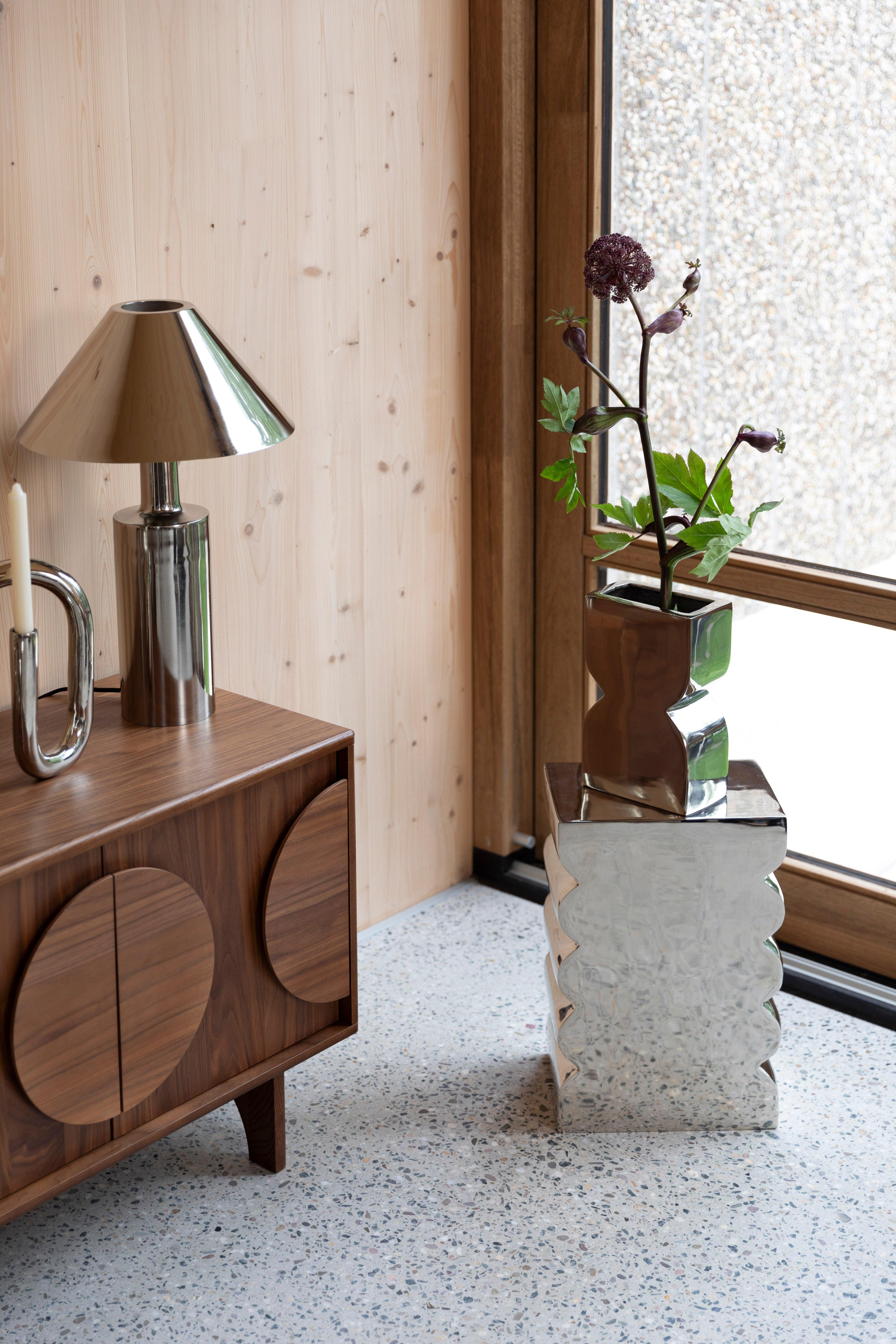 Stolik CURVES błyszczący srebrny Zuiver Eye on Design