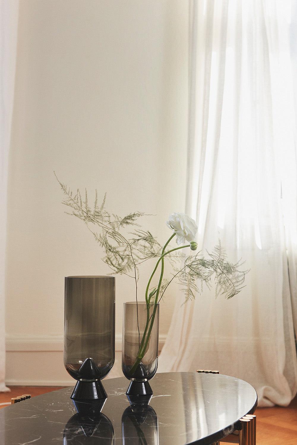 Stolik kawowy TRIBUS czarny marmur ze złotą podstawą AYTM Eye on Design