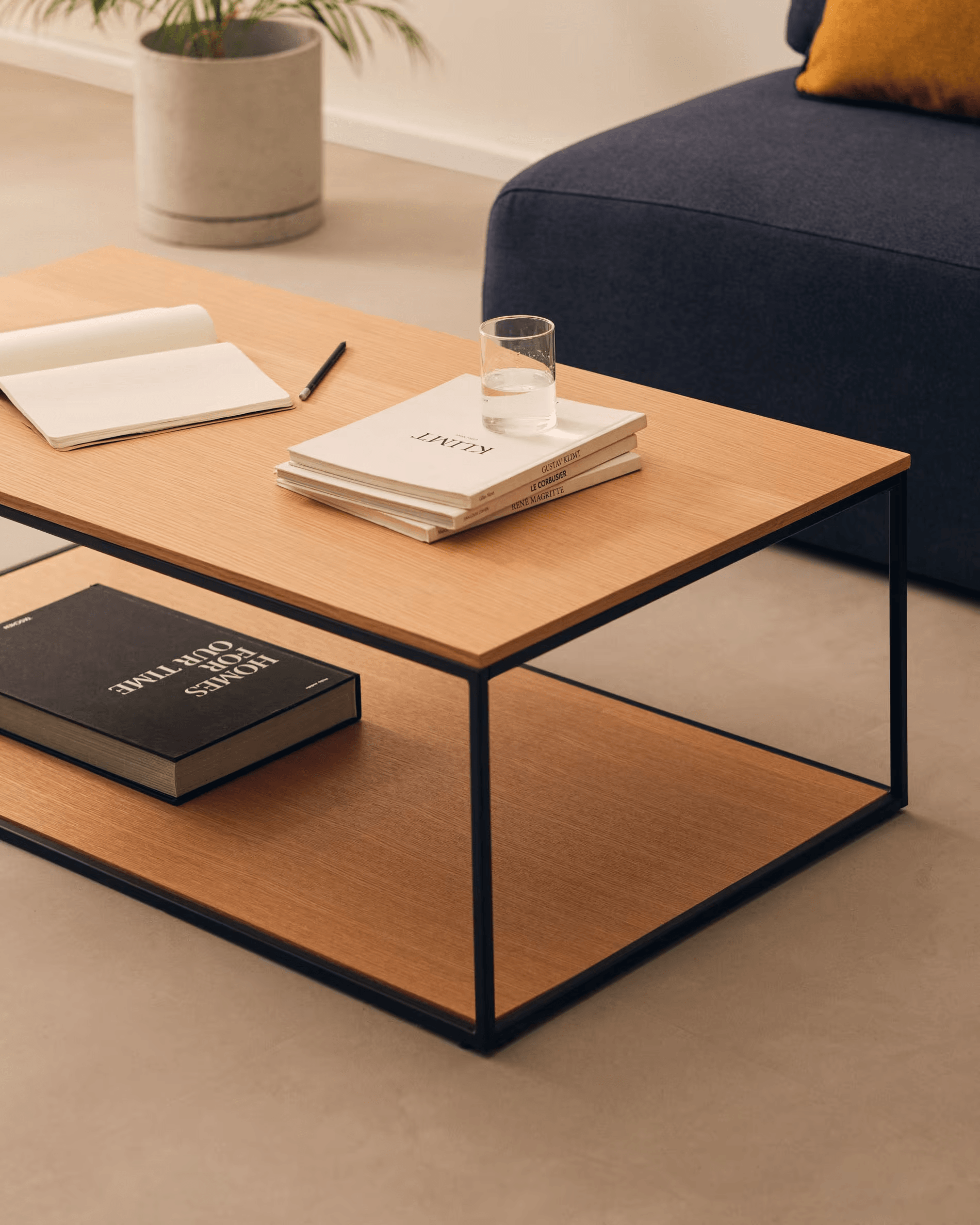 Stolik kawowy YOANA fornir dębowy z czarną ramą La Forma Eye on Design