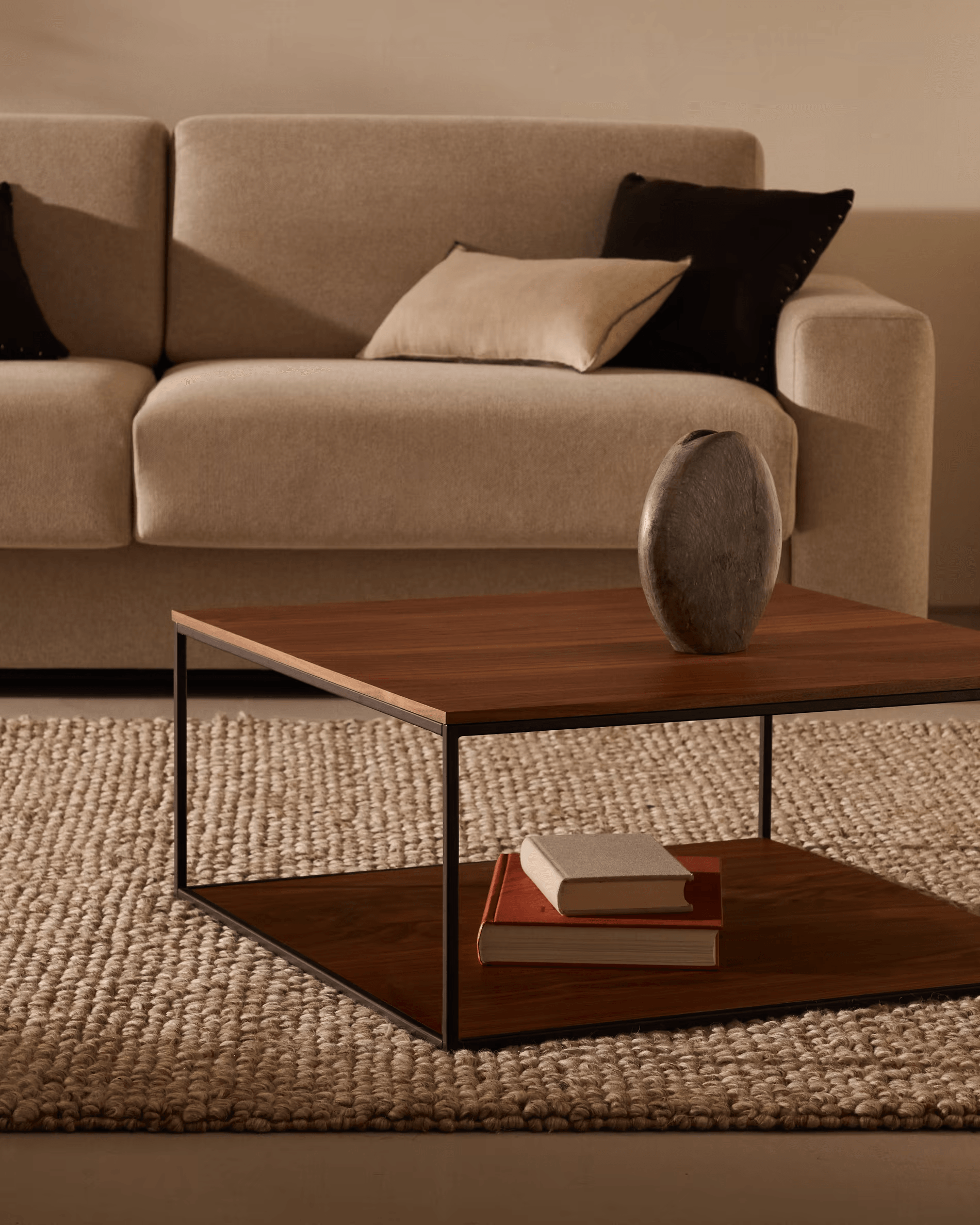 Stolik kawowy YOANA fornir orzechowy z czarną ramą La Forma Eye on Design