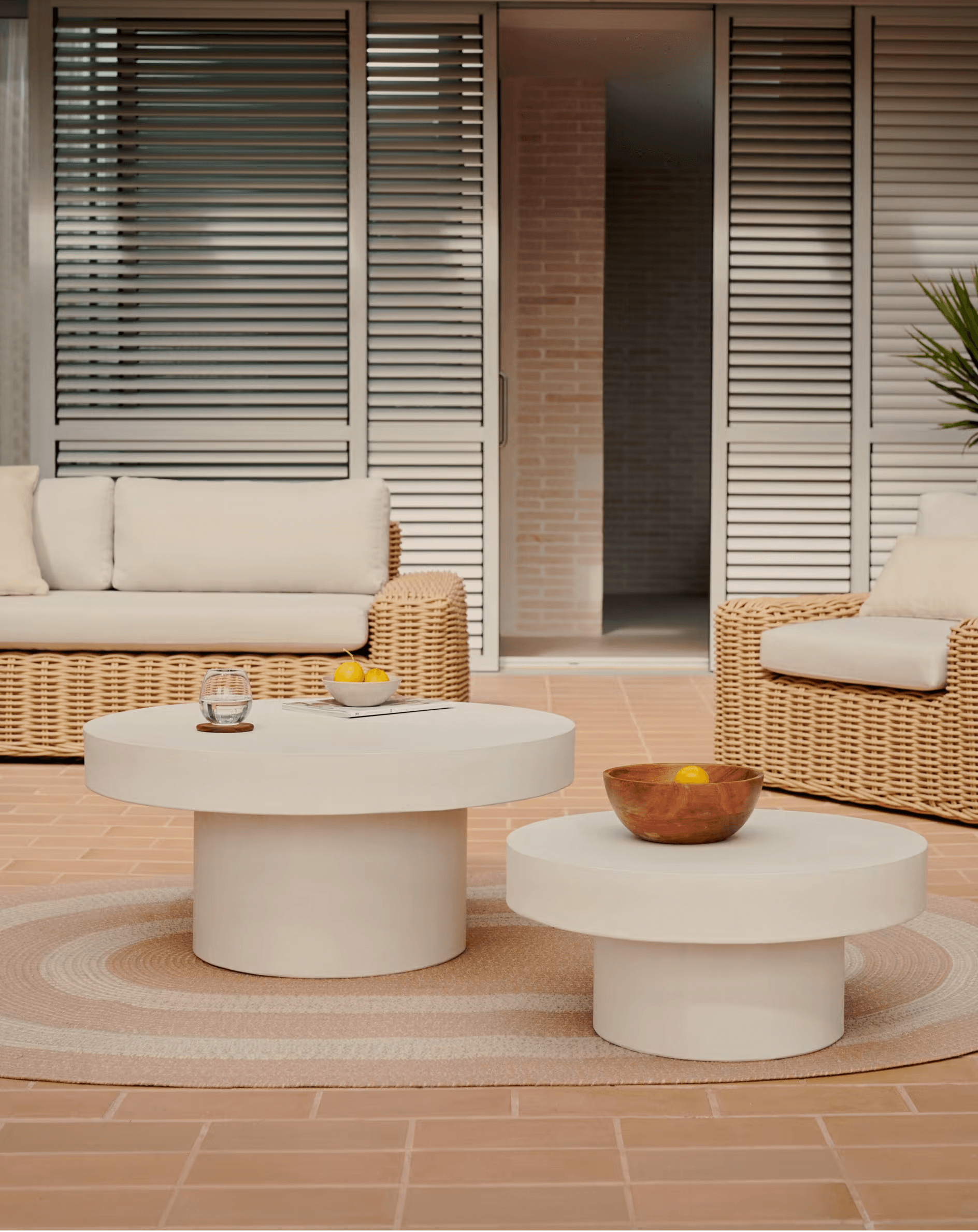 Stolik kawowy z cementu AIGUABLAVA kremowy La Forma Eye on Design