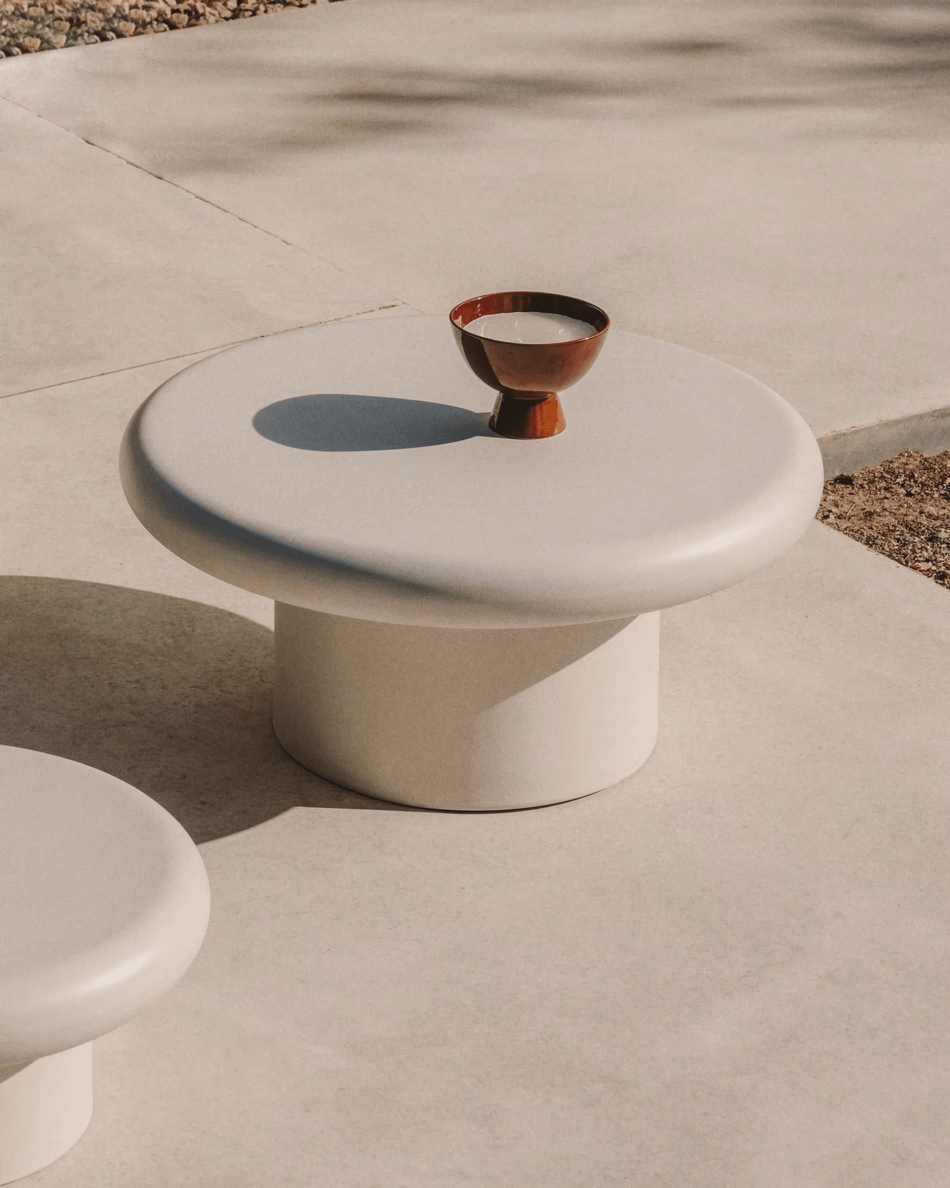 Stolik kawowy zewnętrzny ADDAIA biały cement La Forma Eye on Design