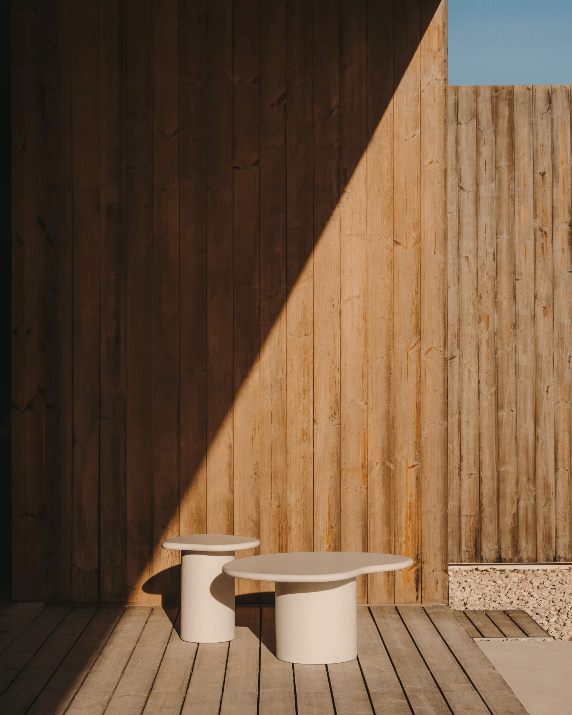 Stolik kawowy zewnętrzny MACARELLA biały cement La Forma Eye on Design