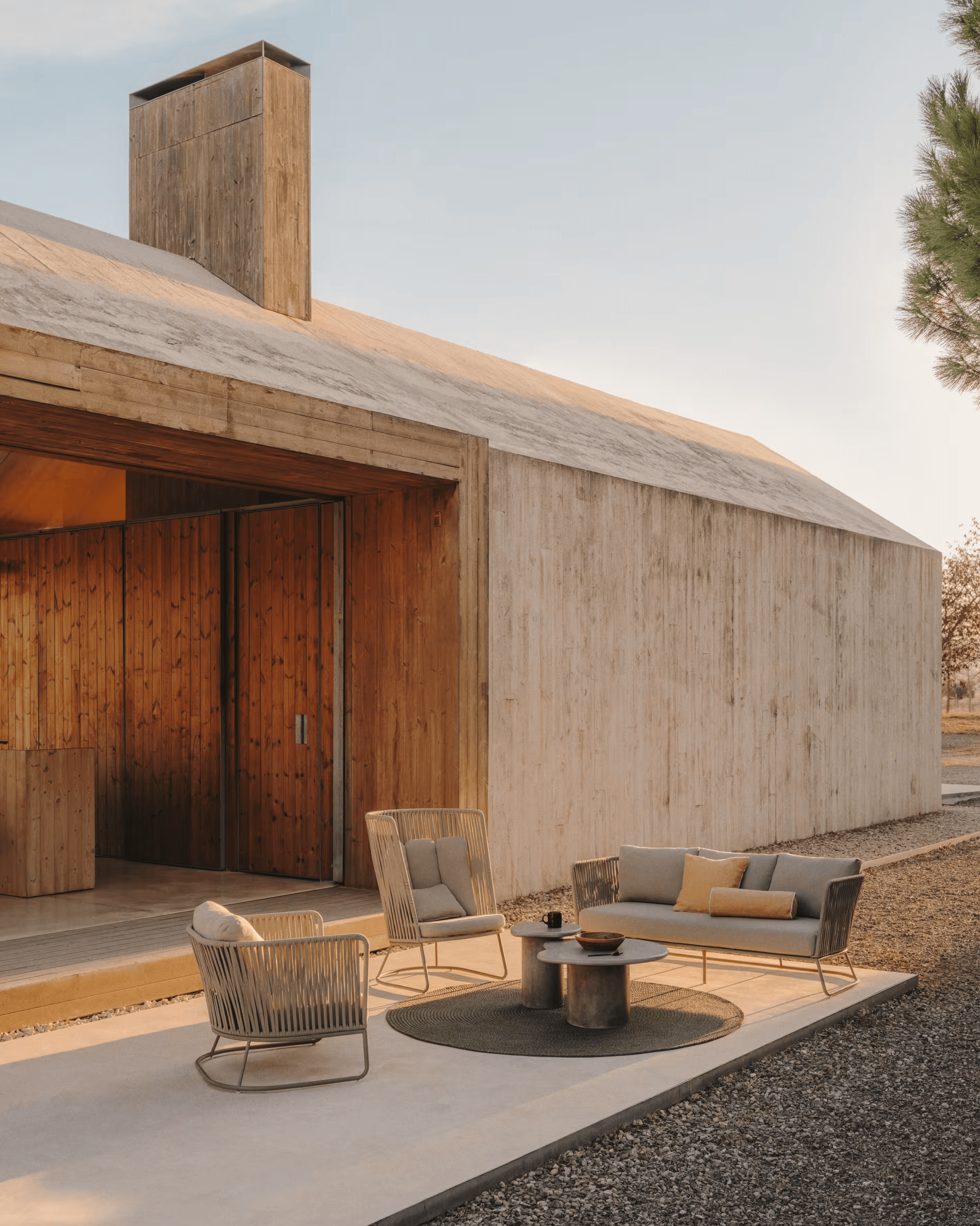 Stolik kawowy zewnętrzny MACARELLA szary cement La Forma Eye on Design