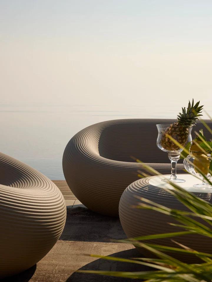 Stolik kawowy zewnętrzny NAMI szary Qeeboo Eye on Design