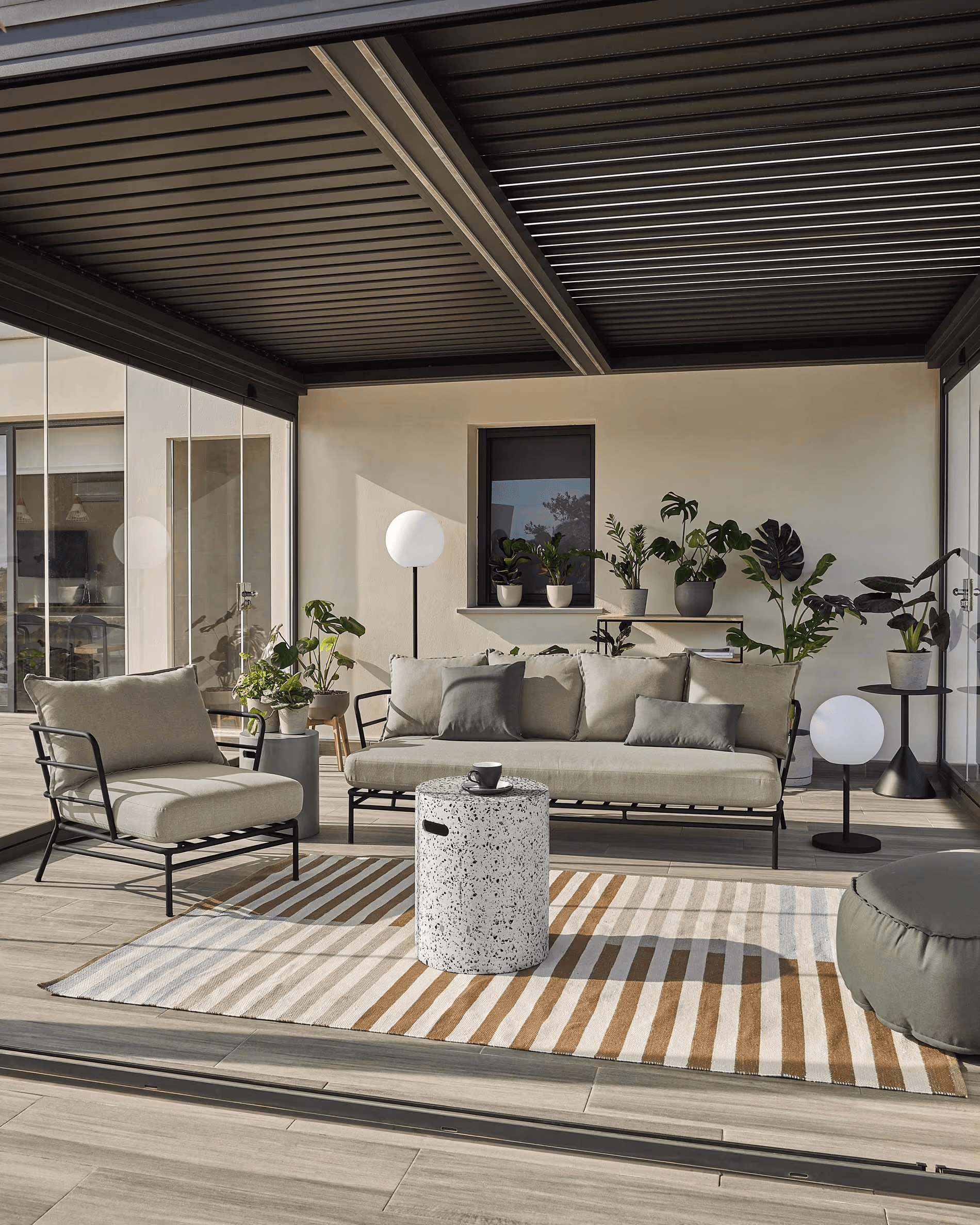 Stolik pomocniczy ogrodowy JENELL biały La Forma Eye on Design