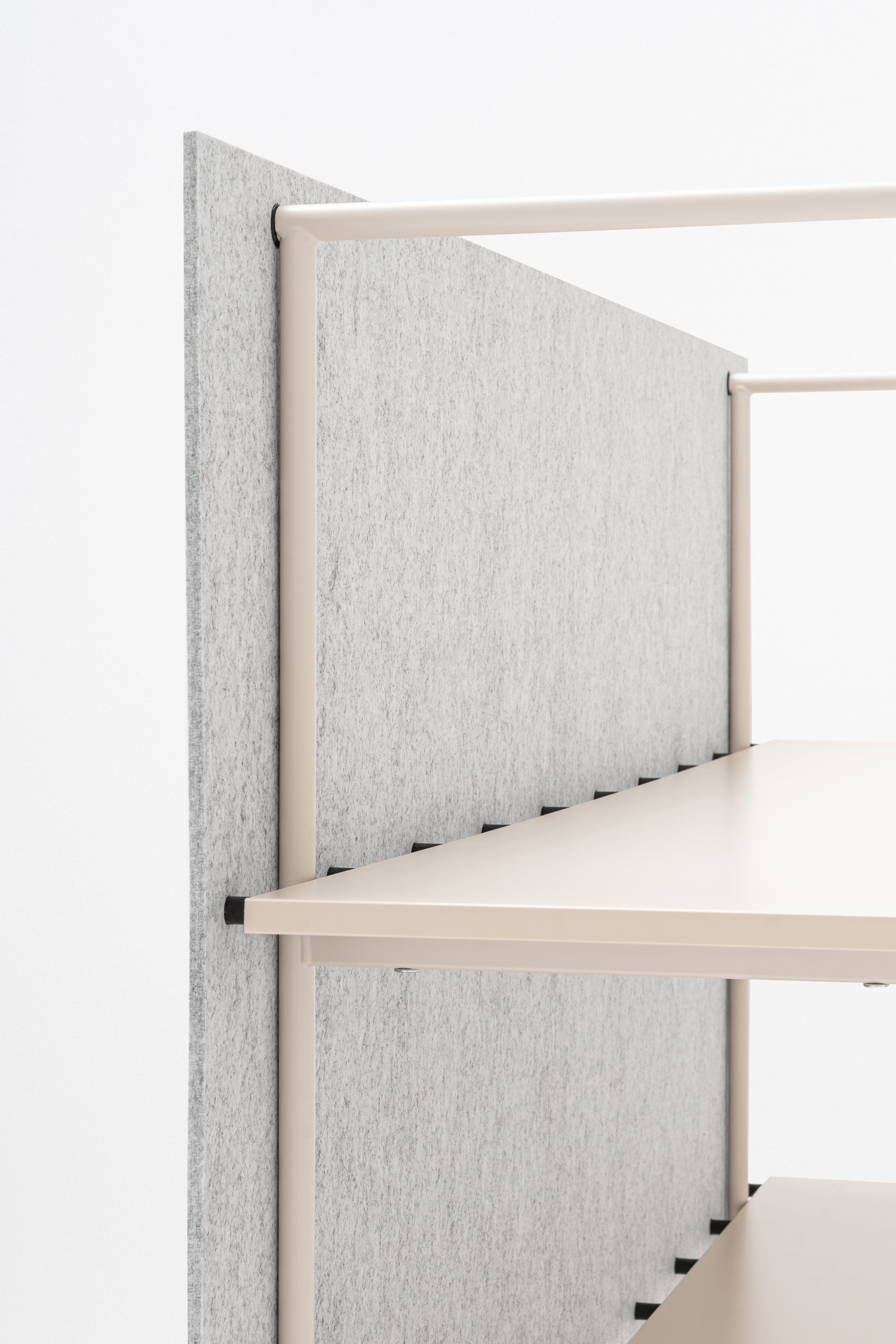 Ocelový regál TANCA so zadnou časťou z filcu