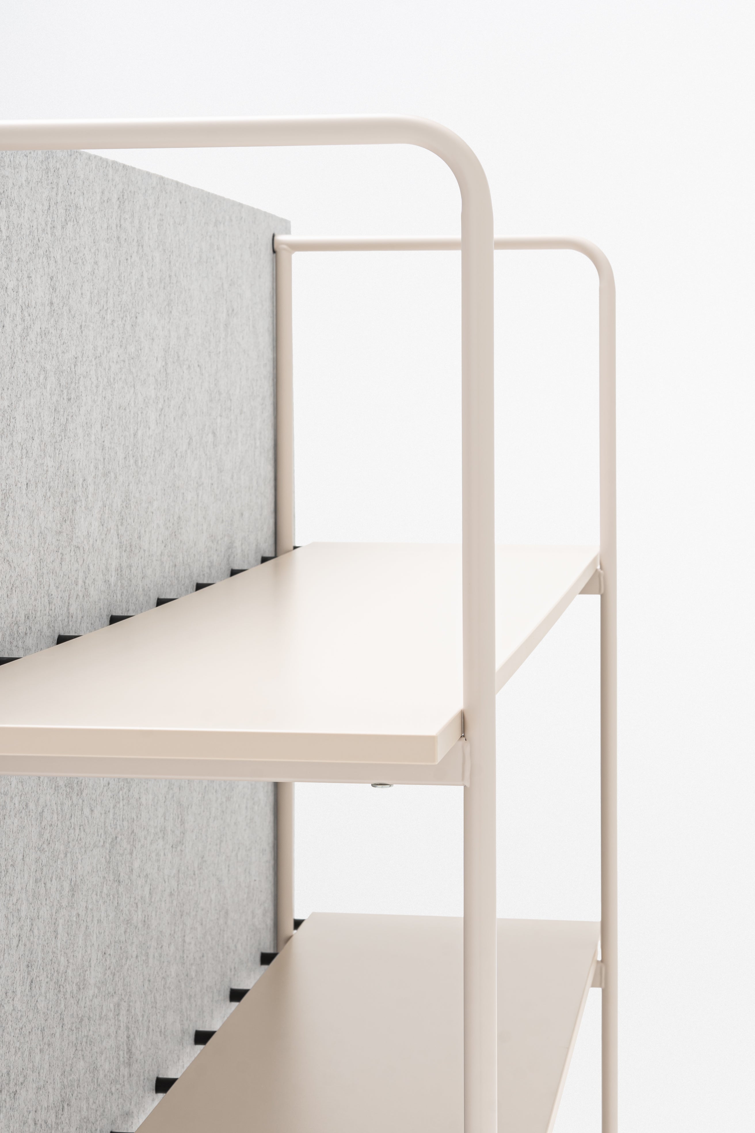 Ocelový regál TANCA so zadnou časťou z filcu