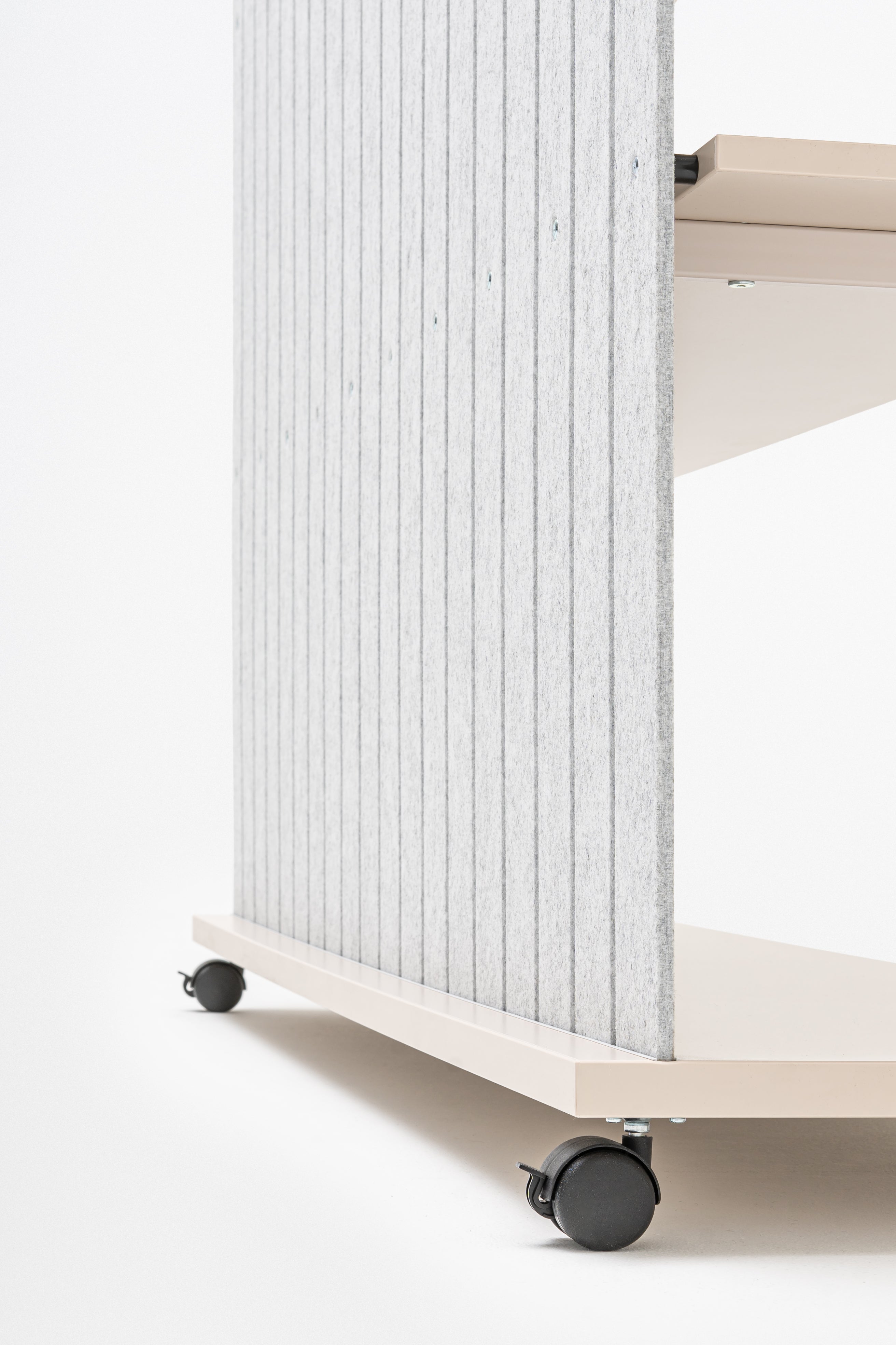 Ocelový regál TANCA so zadnou časťou z filcu