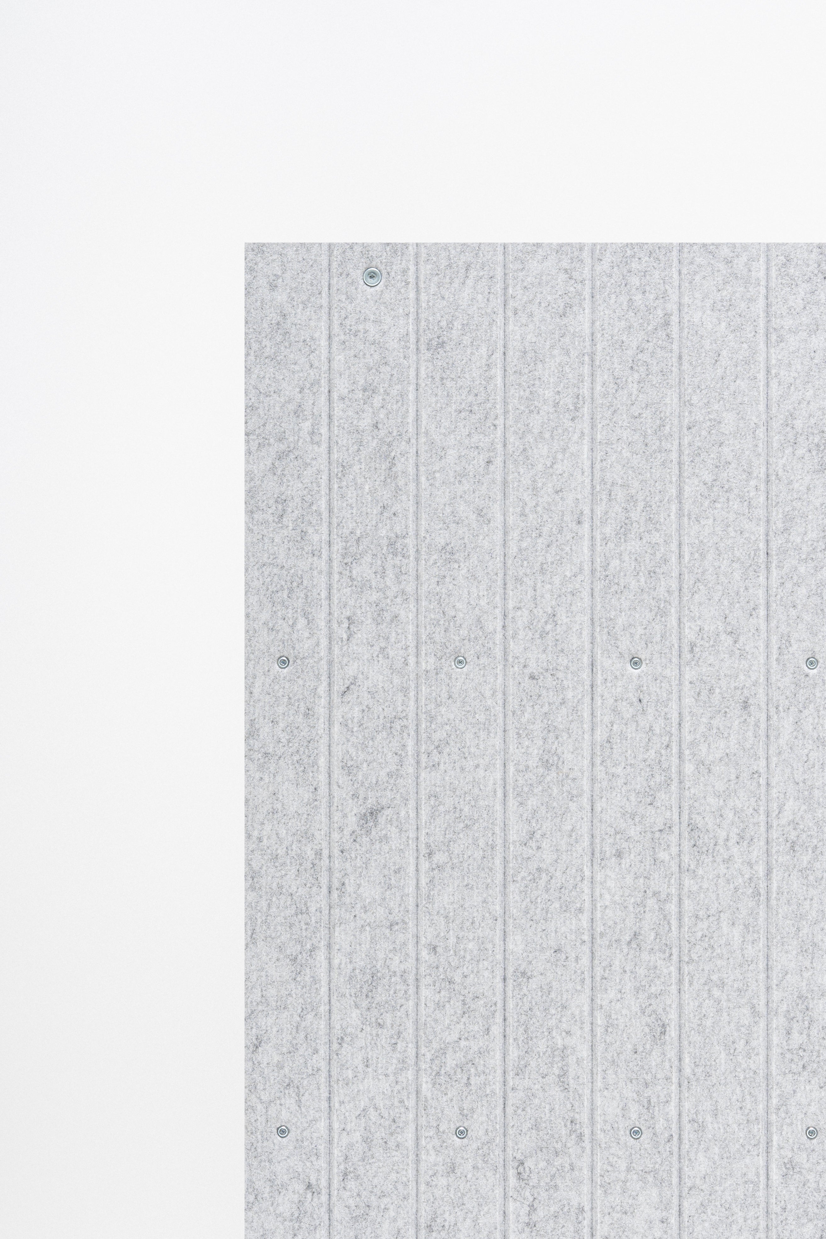 Ocelový regál TANCA so zadnou časťou z filcu