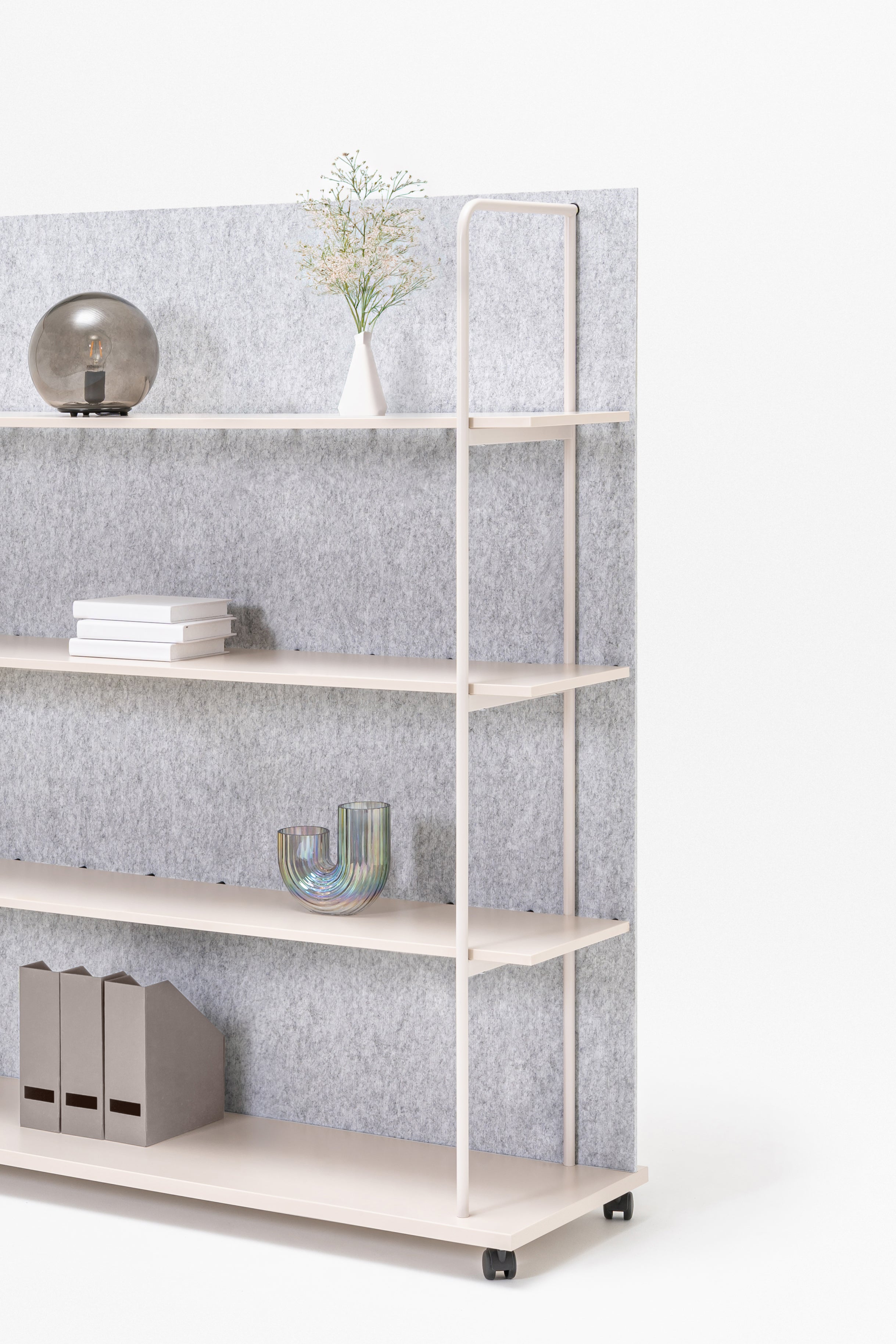 Ocelový regál TANCA so zadnou časťou z filcu