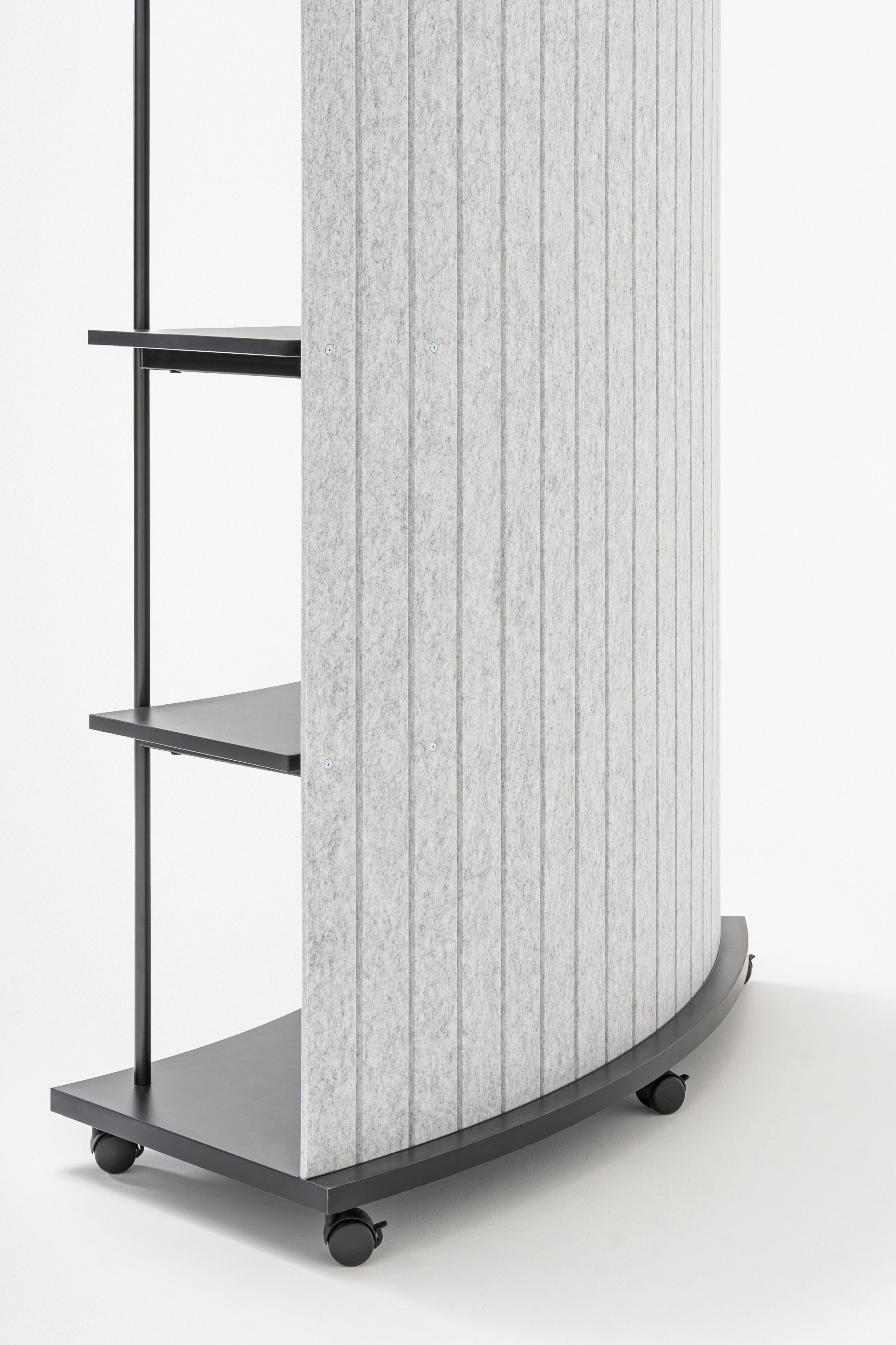 Ocelový regál TANCA so zadnou časťou z filcu