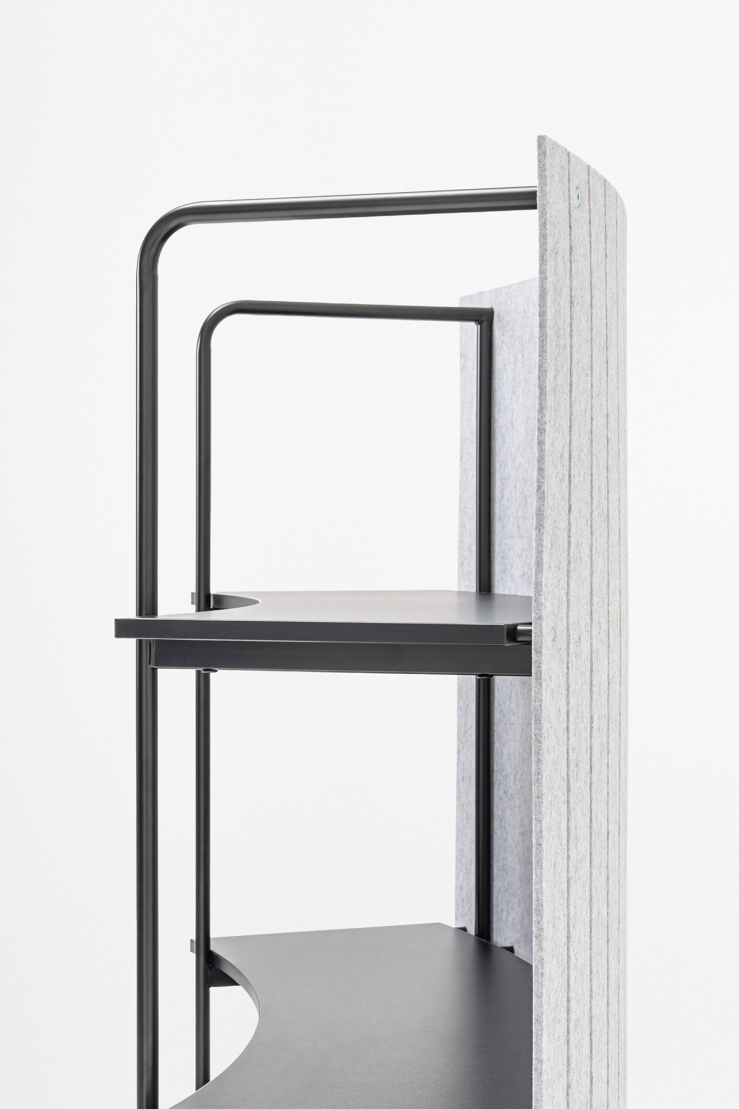 Ocelový regál TANCA so zadnou časťou z filcu