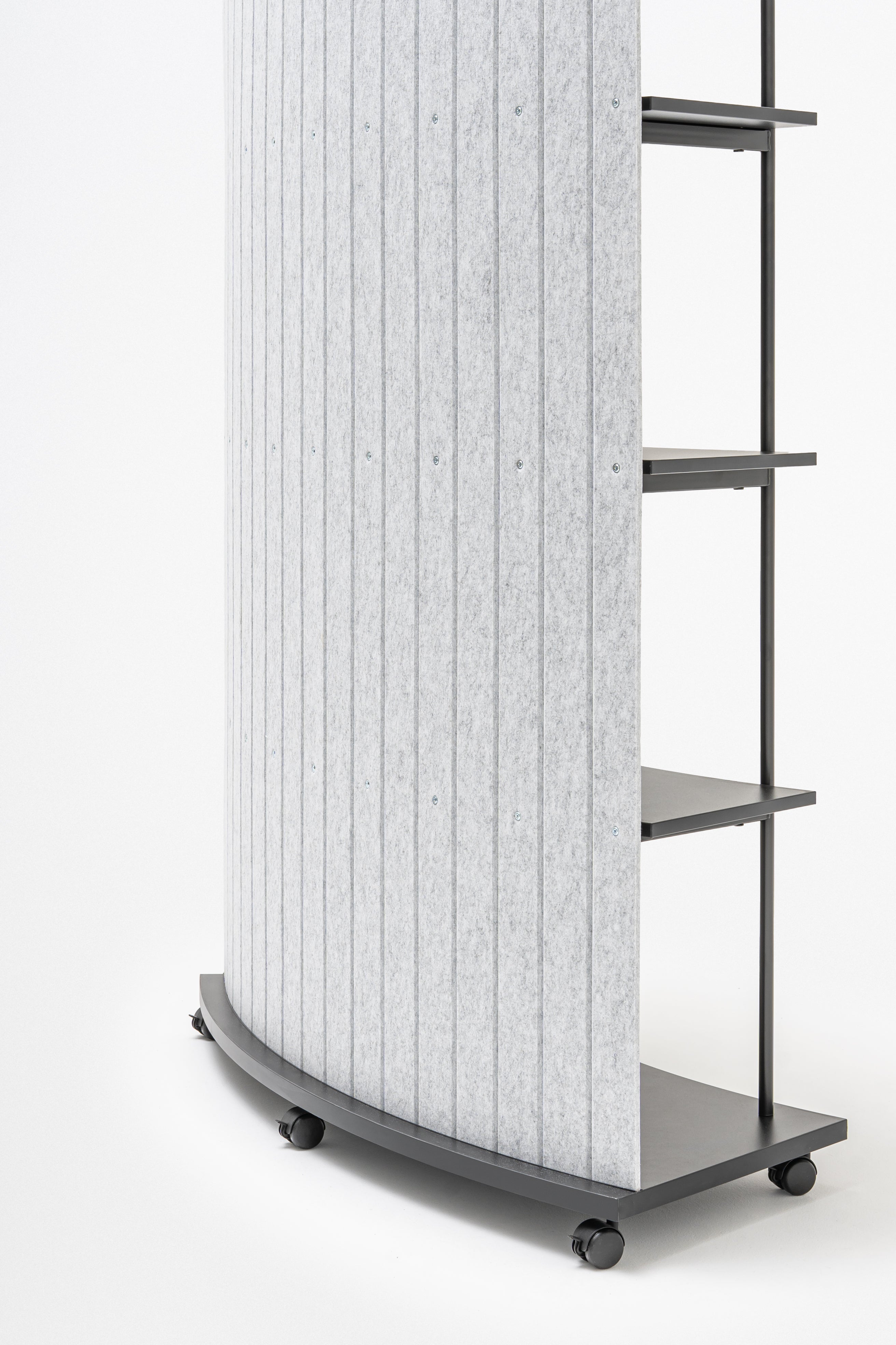 Ocelový regál TANCA so zadnou časťou z filcu