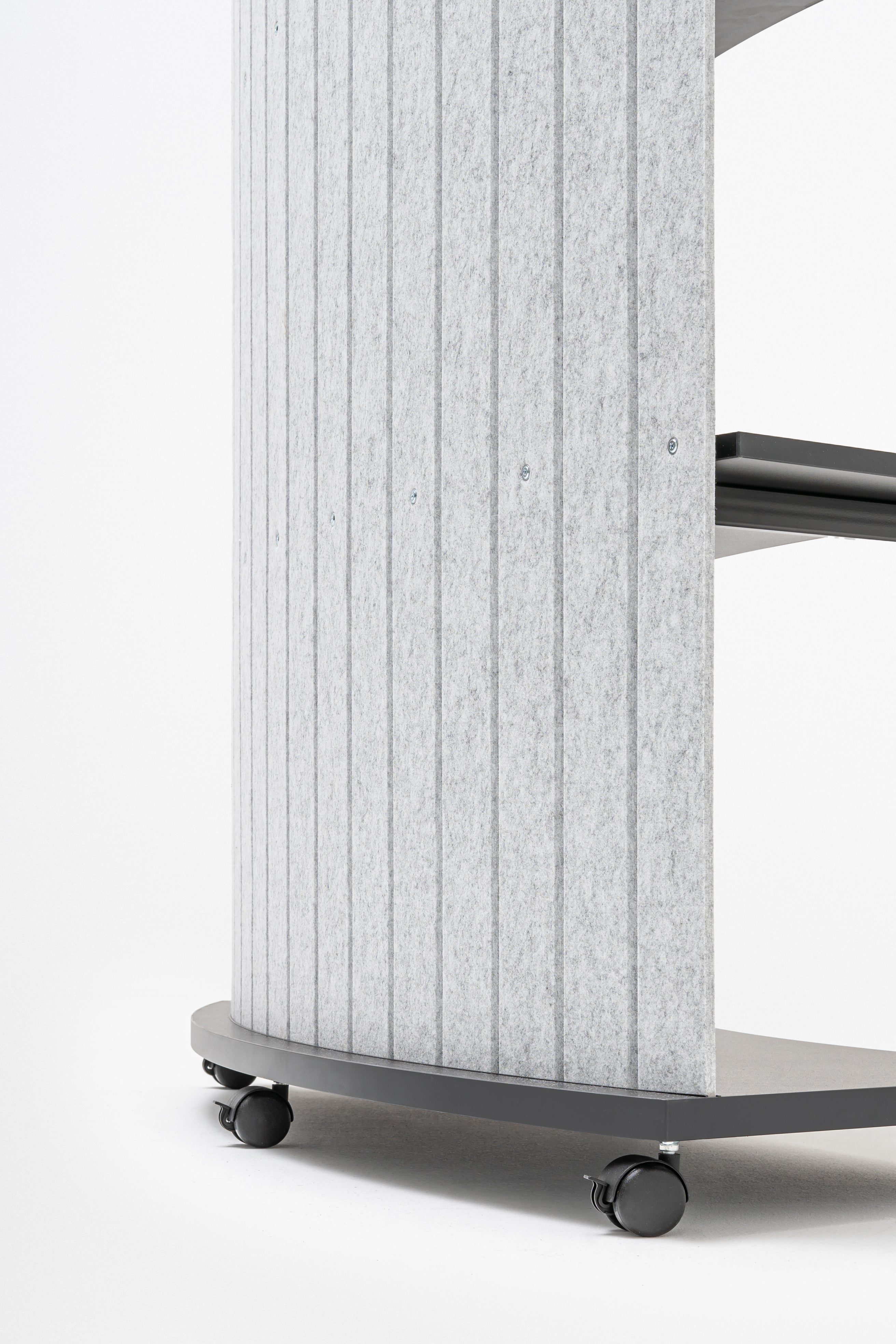 Ocelový regál TANCA so zadnou časťou z filcu