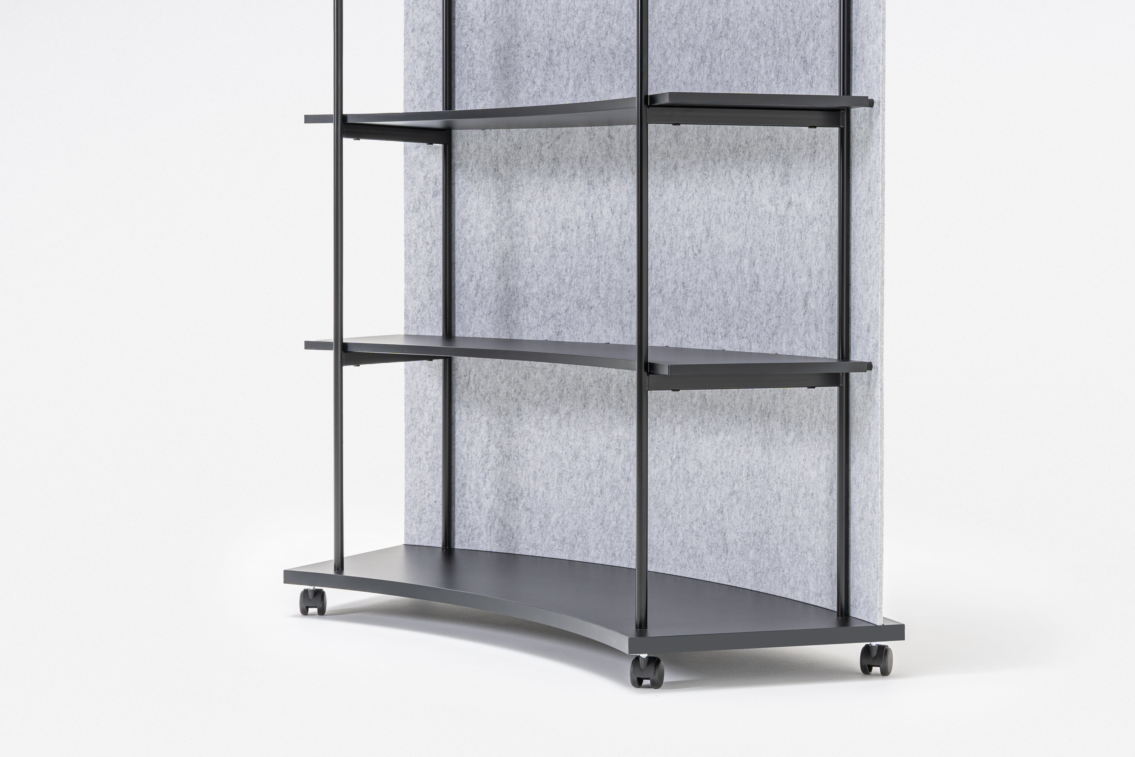 Ocelový regál TANCA so zadnou časťou z filcu