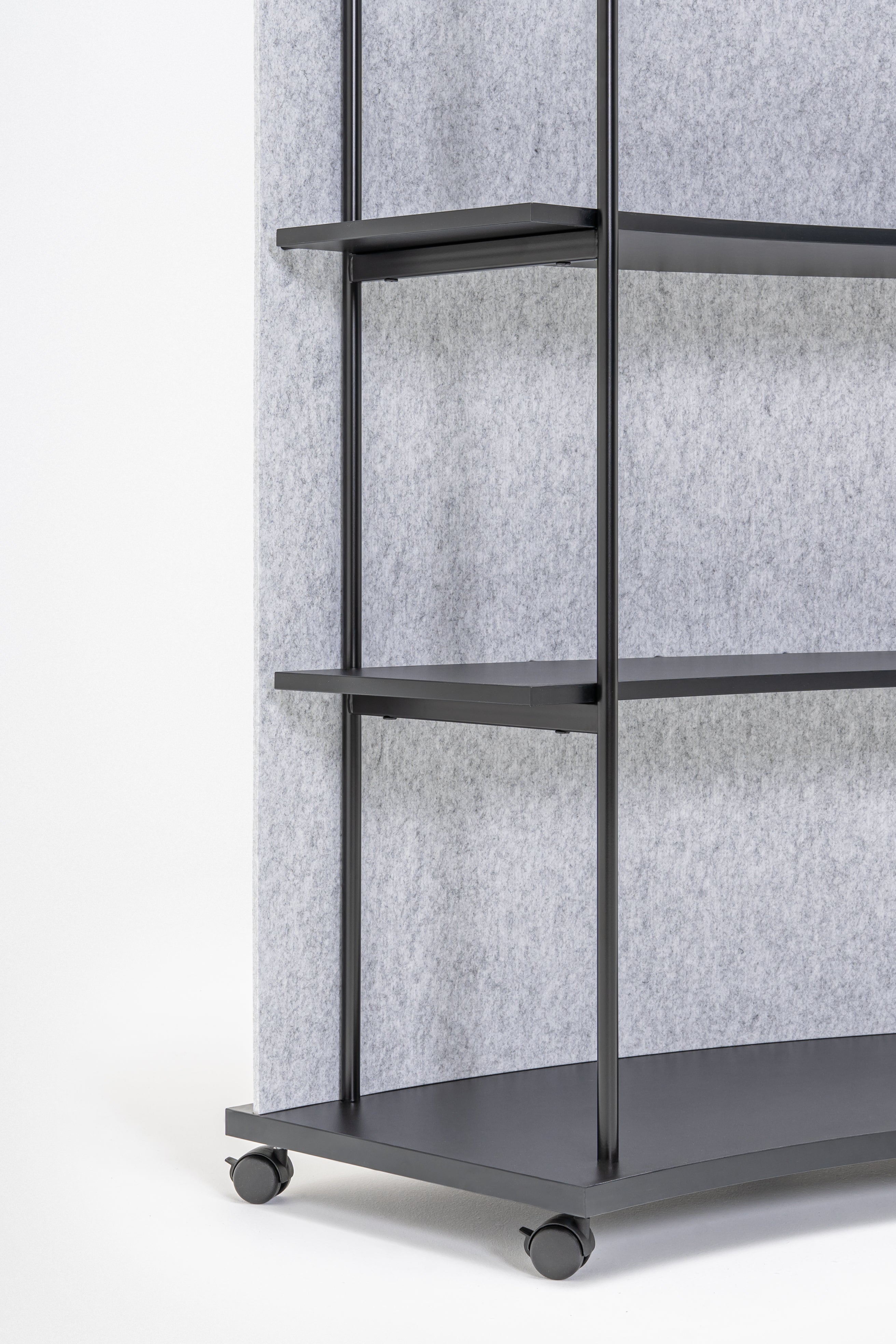 Ocelový regál TANCA so zadnou časťou z filcu