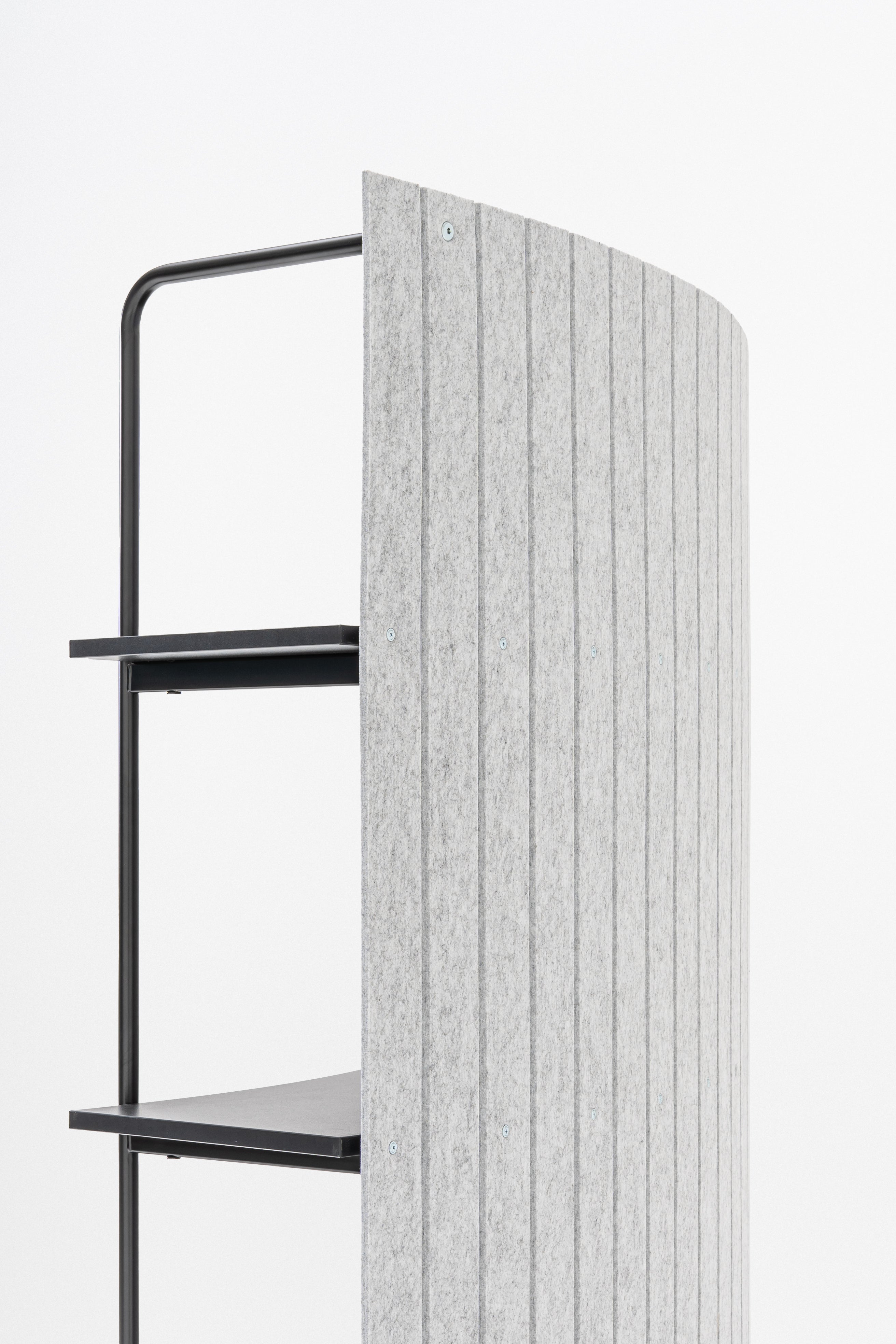 Ocelový regál TANCA so zadnou časťou z filcu