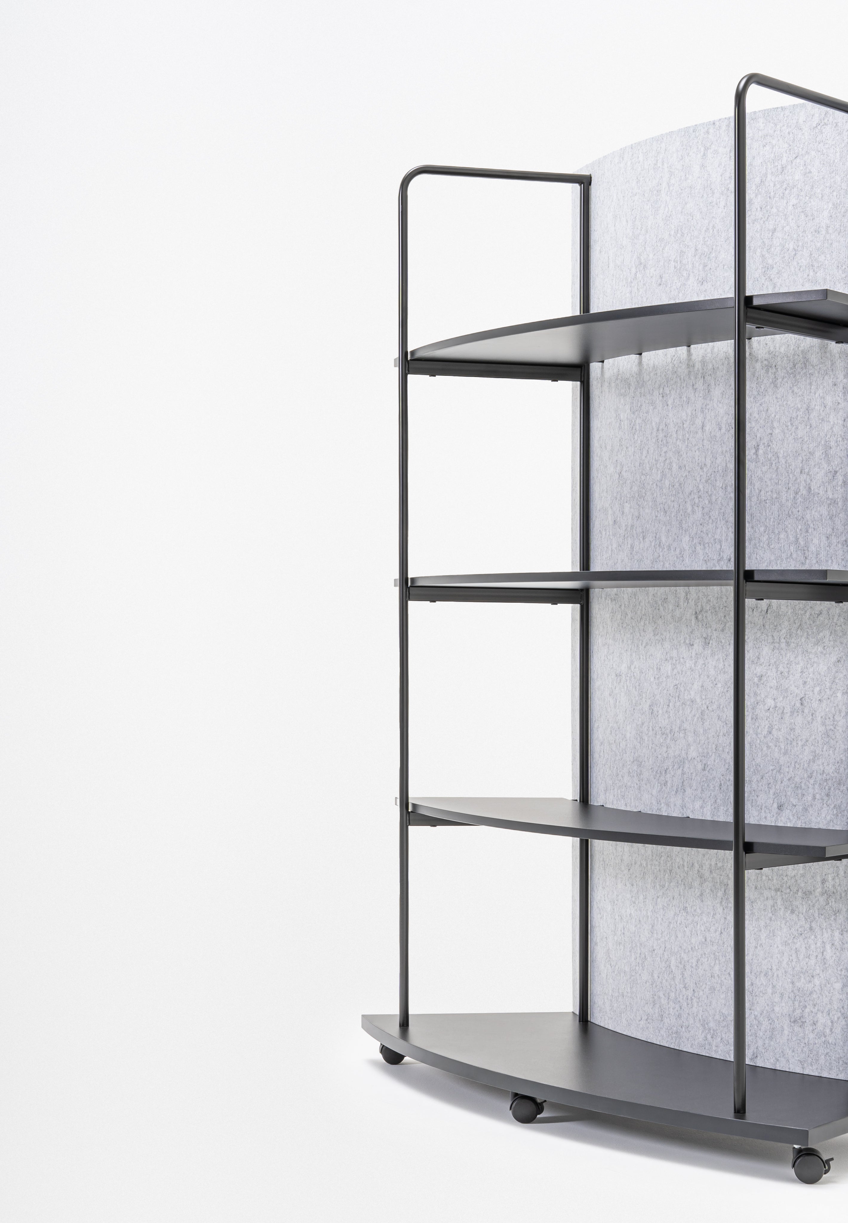 Ocelový regál TANCA so zadnou časťou z filcu