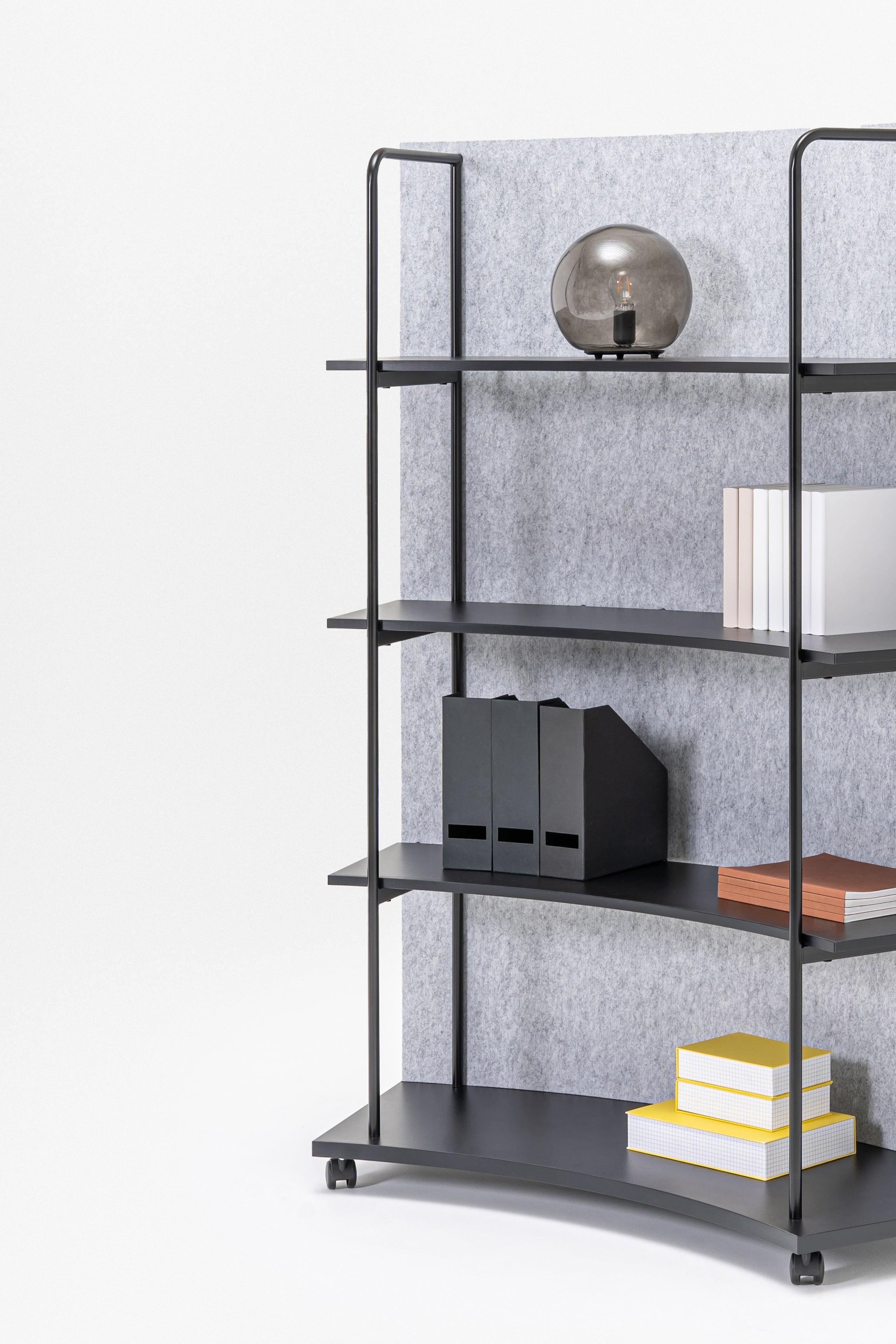 Ocelový regál TANCA so zadnou časťou z filcu