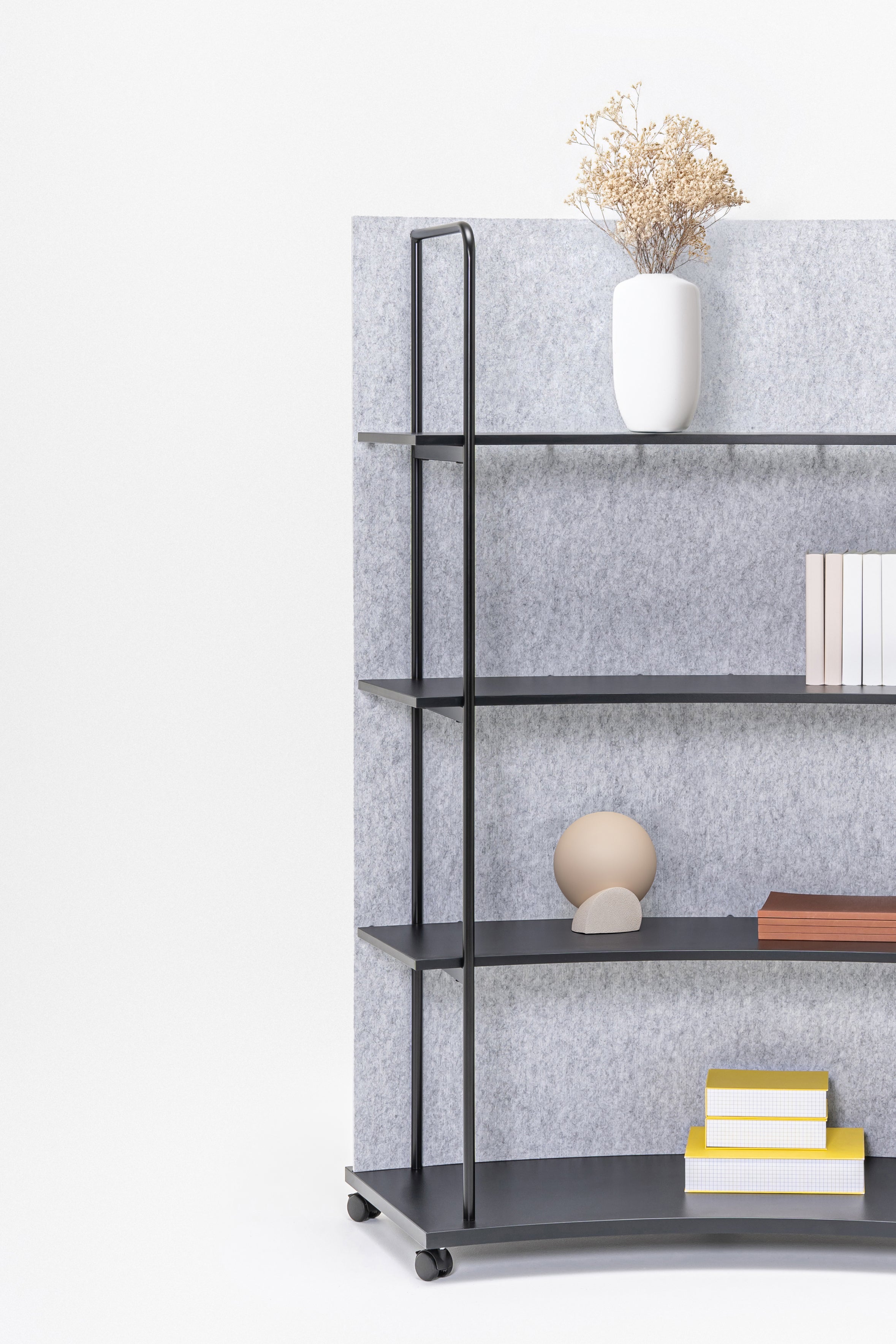 Ocelový regál TANCA so zadnou časťou z filcu