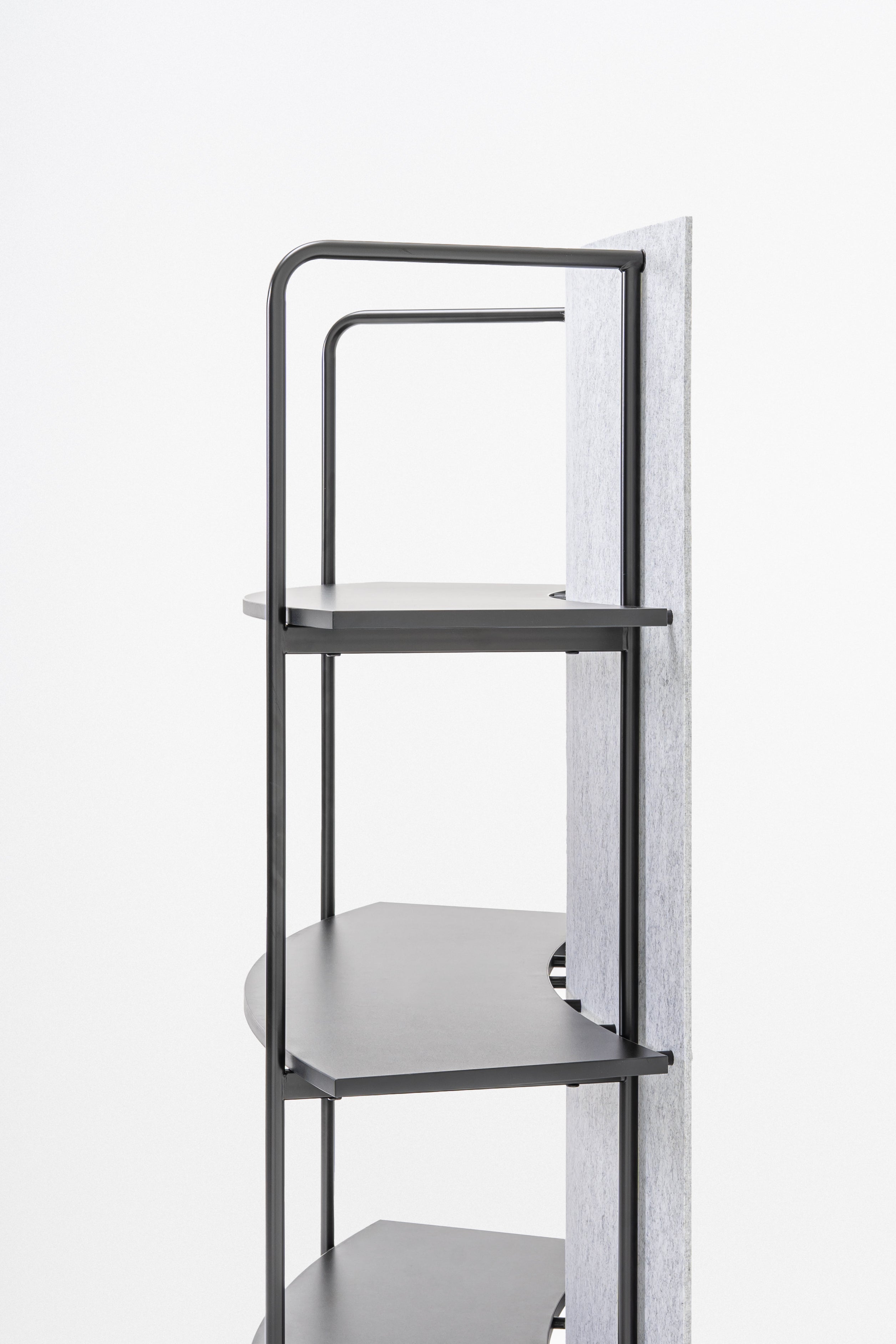 Ocelový regál TANCA so zadnou časťou z filcu