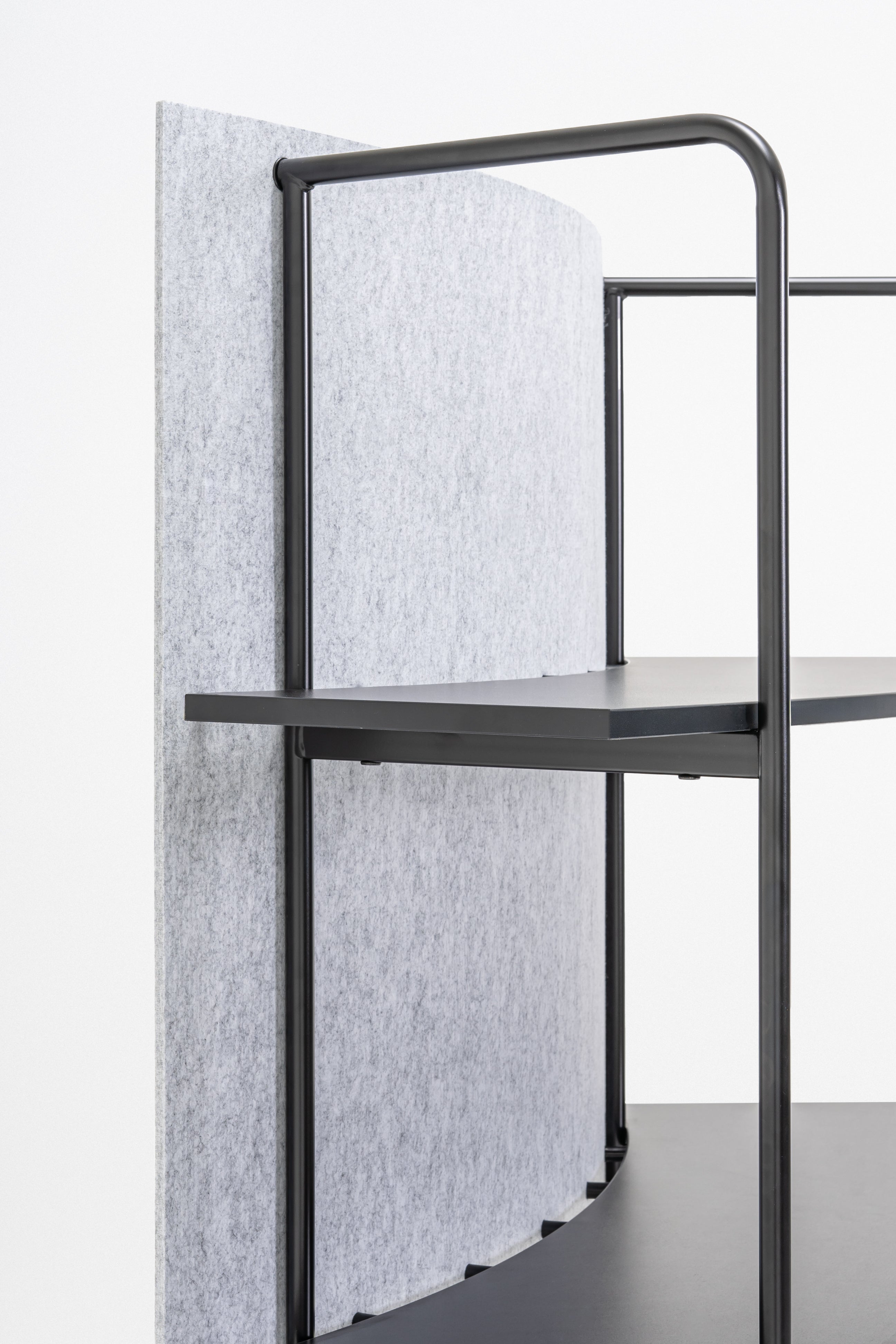 Ocelový regál TANCA so zadnou časťou z filcu