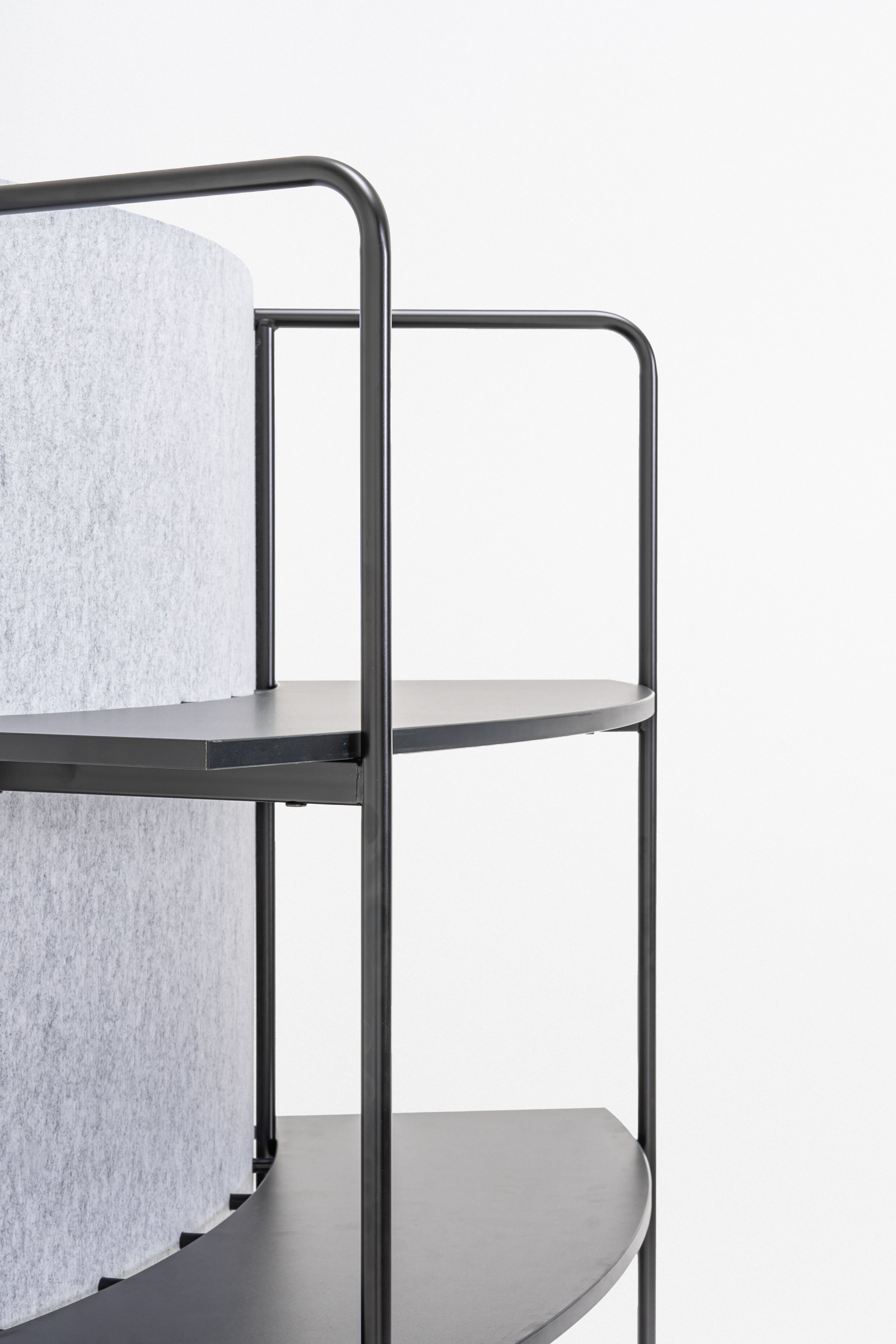 Ocelový regál TANCA so zadnou časťou z filcu