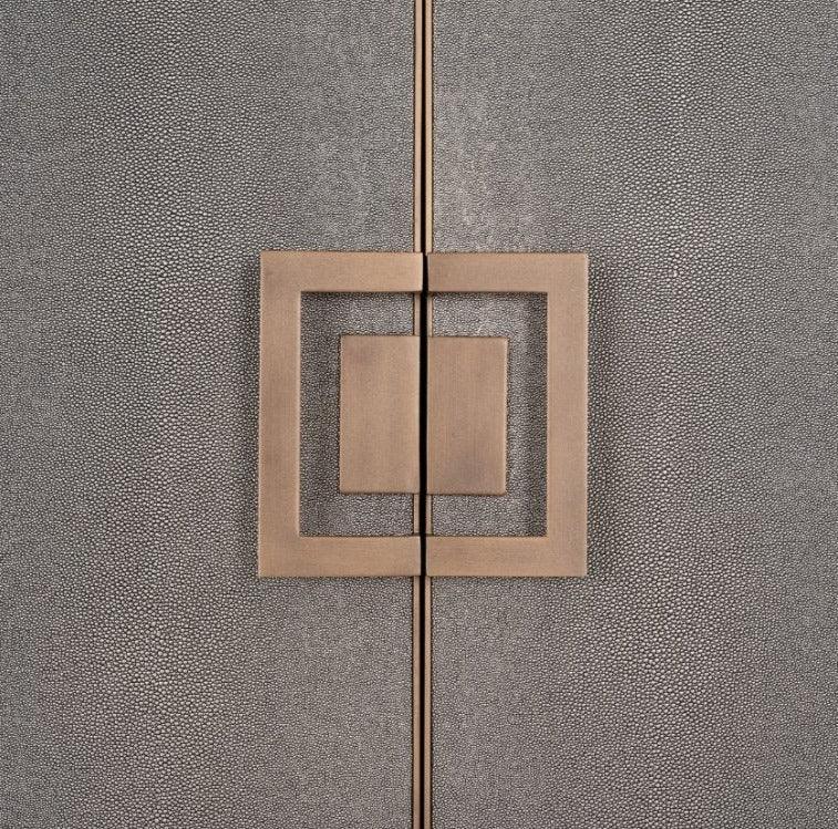 Szafka barowa BLOOMINGVILLE drewno dębowe ze złotym Richmond Interiors Eye on Design