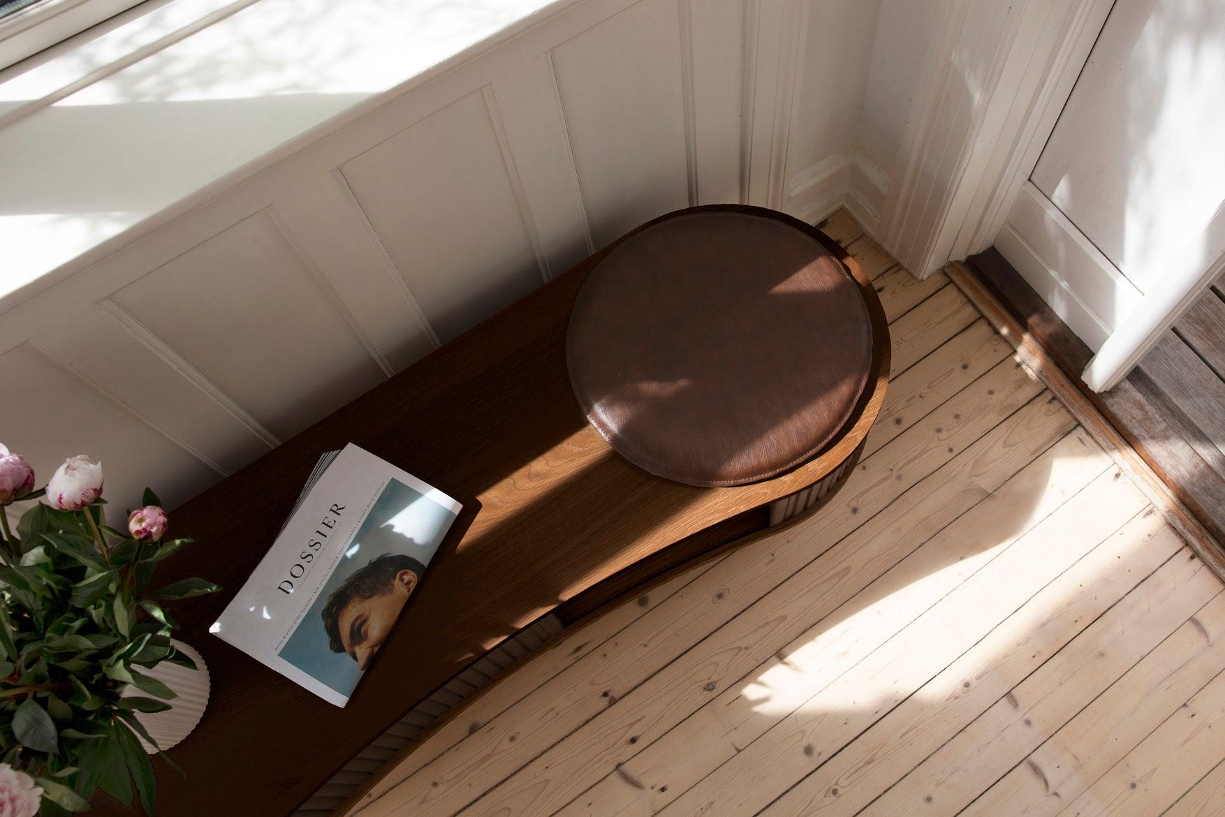 Szafka RTV AUDACIOUS orzechowy z ciemnym dębem UMAGE Eye on Design