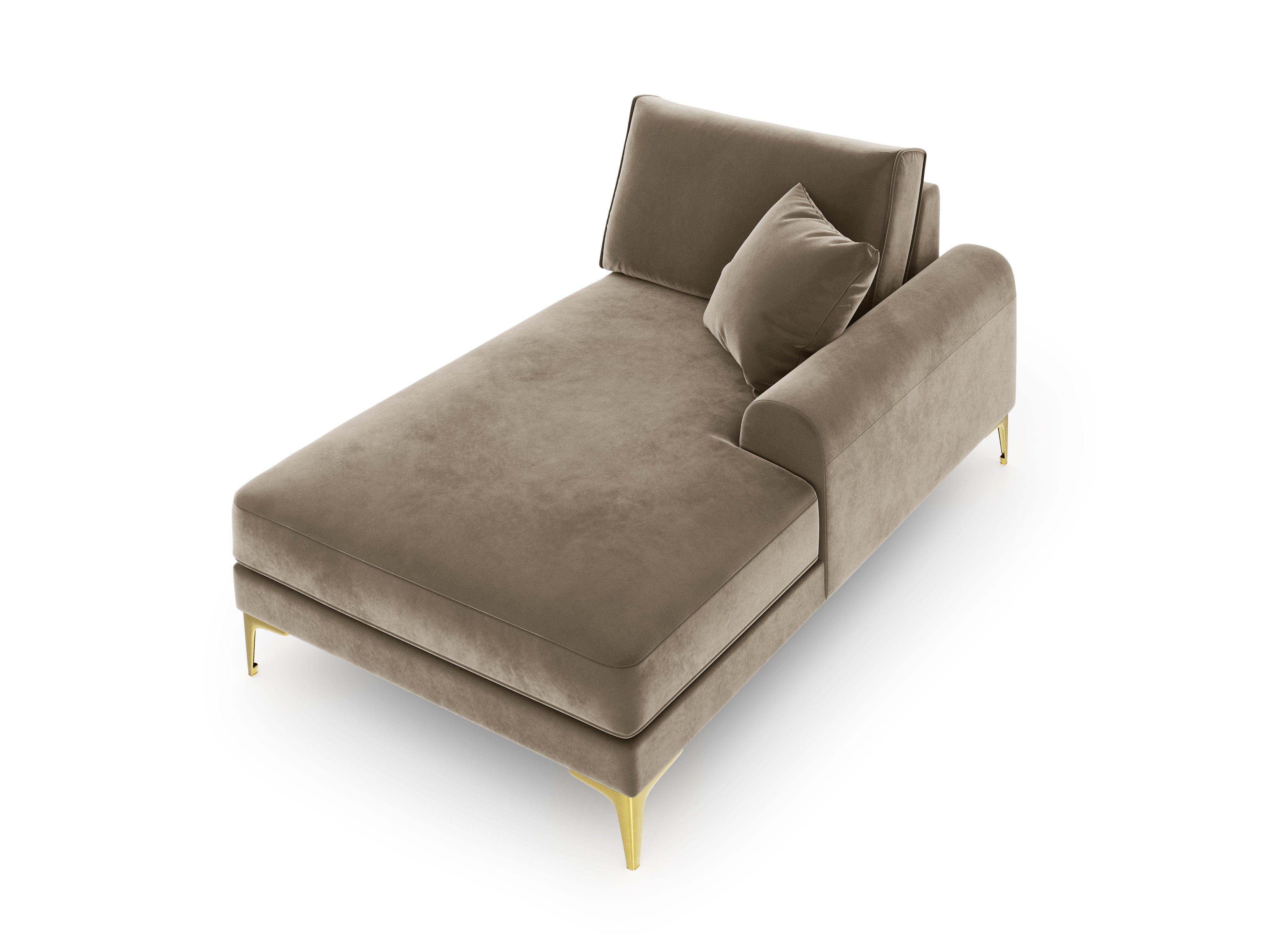 Szezlong aksamitny prawostronny MADARA cappuccino ze złotą podstawą Mazzini Sofas Eye on Design