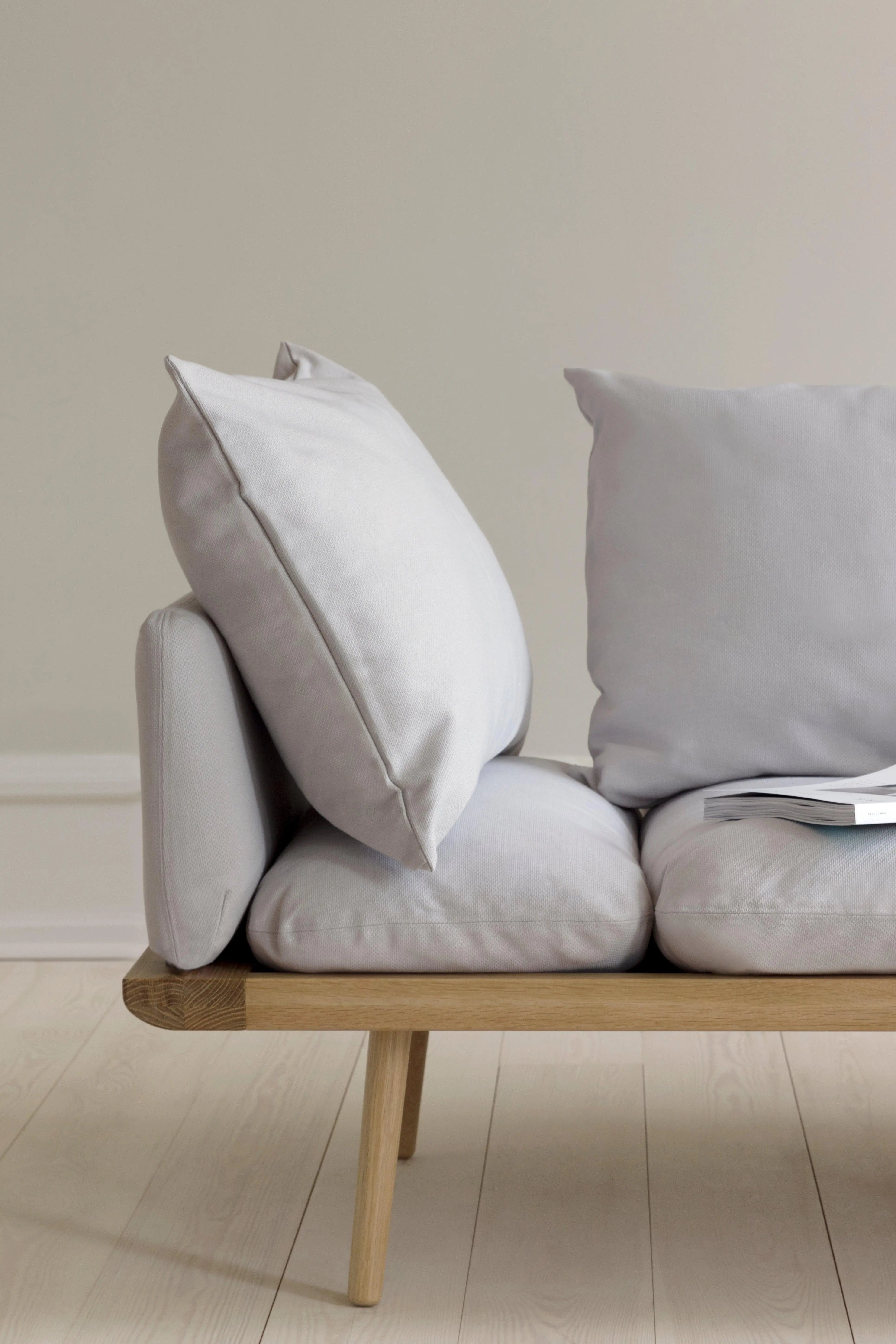 Szezlong LOUNGE AROUND baby blue z dębową podstawą – Umage