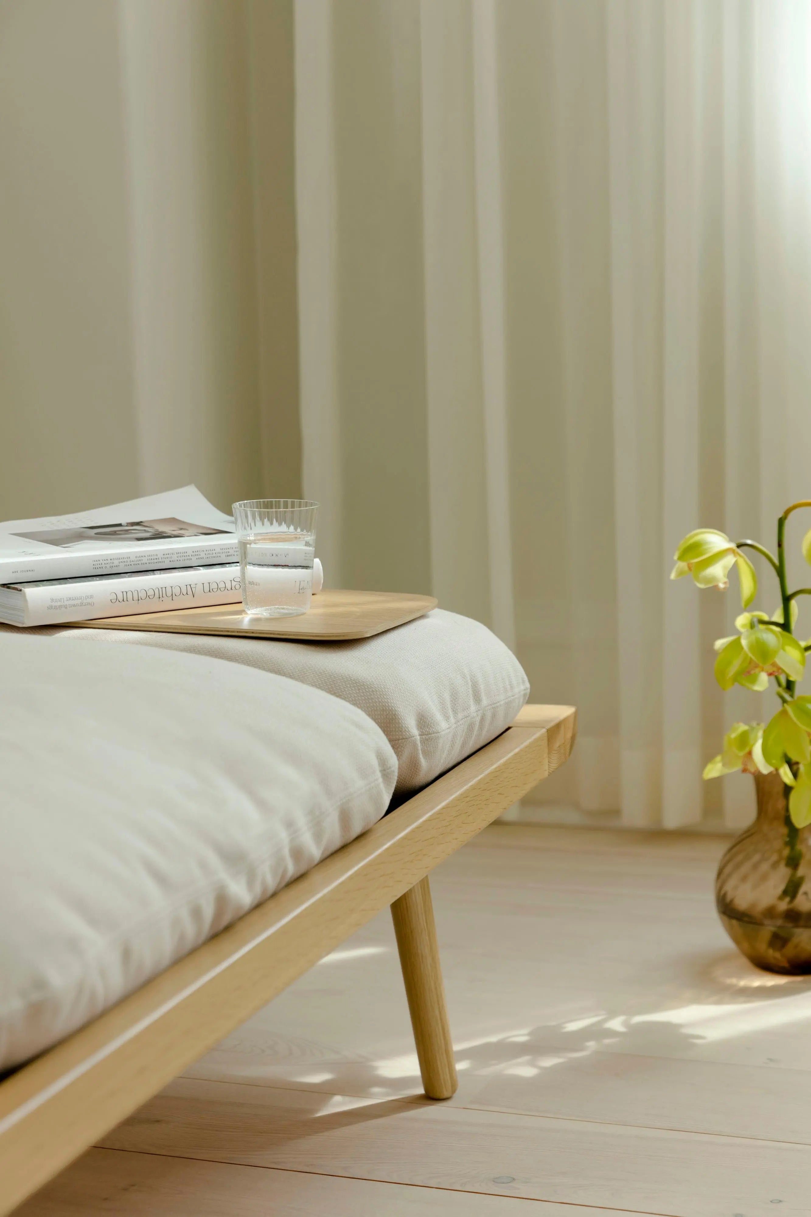 Szezlong LOUNGE AROUND karmelowy z dębową podstawą – Umage