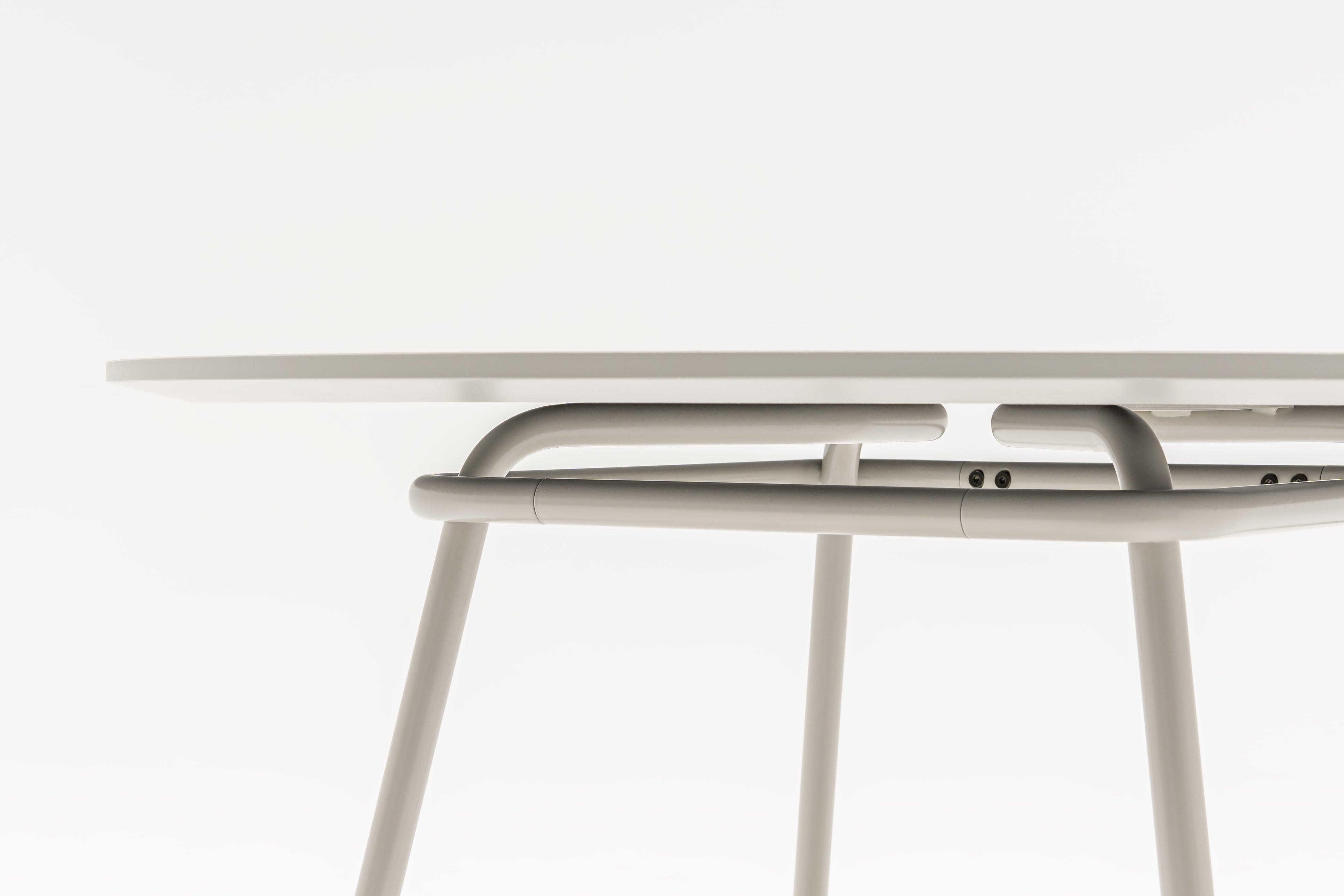 Obdĺžnikový stôl NEW SCHOOL s kovovou základňou