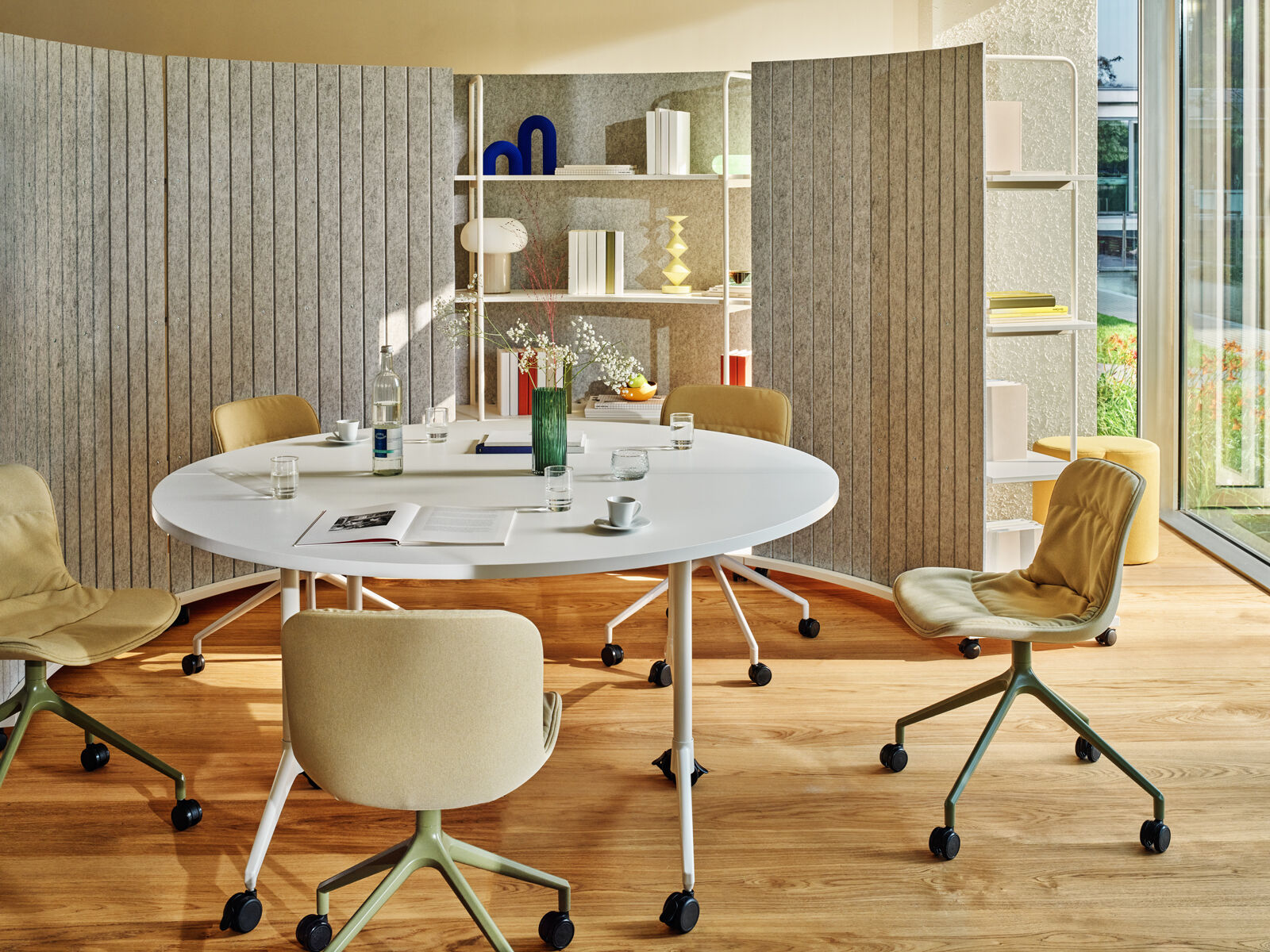 Ocelový regál TANCA so zadnou časťou z filcu